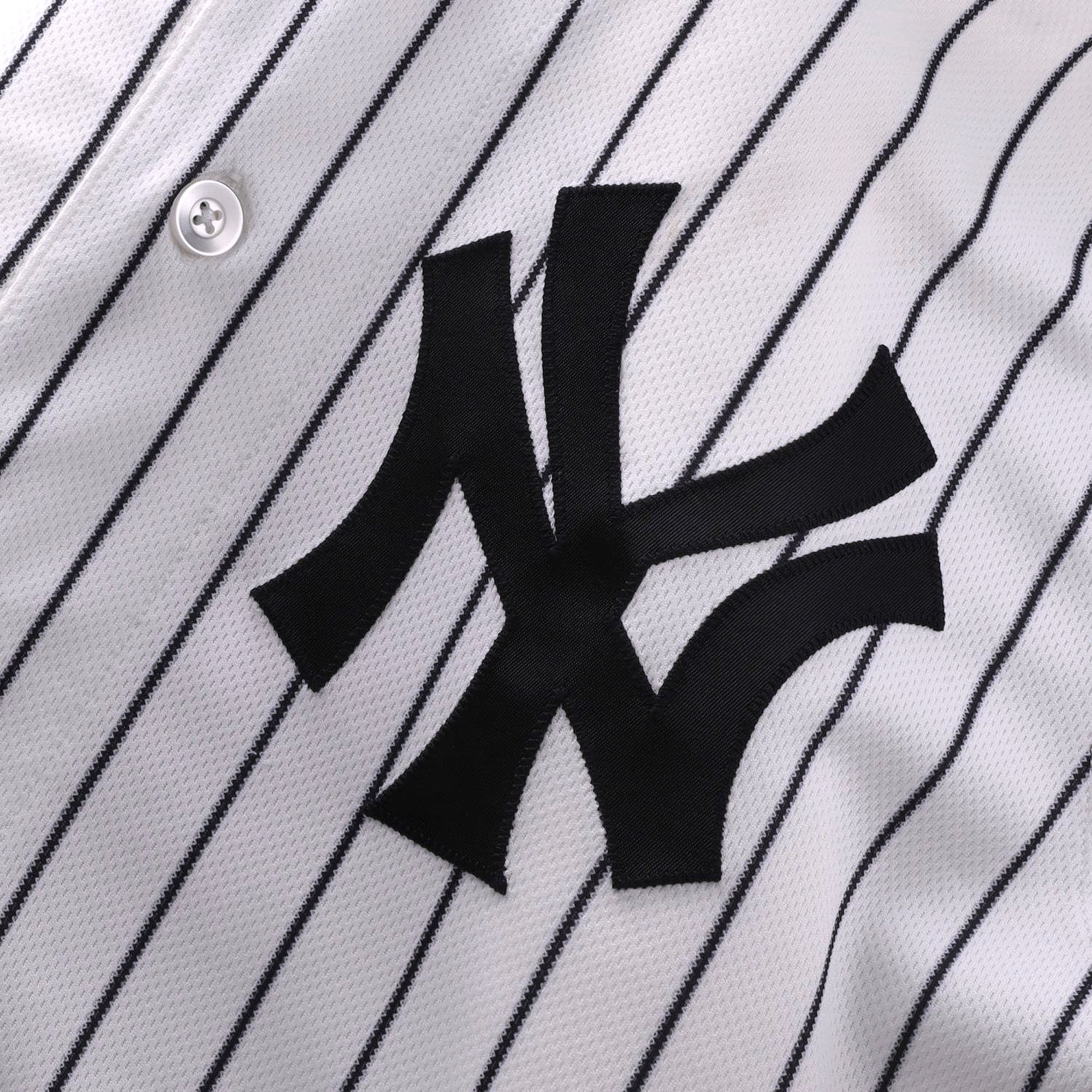 Maillot blanc à fines rayures n° 13 porté par Jazz Chisholm Jr. (New York Yankees) contre les Mariners de Seattle le 13 août 2026