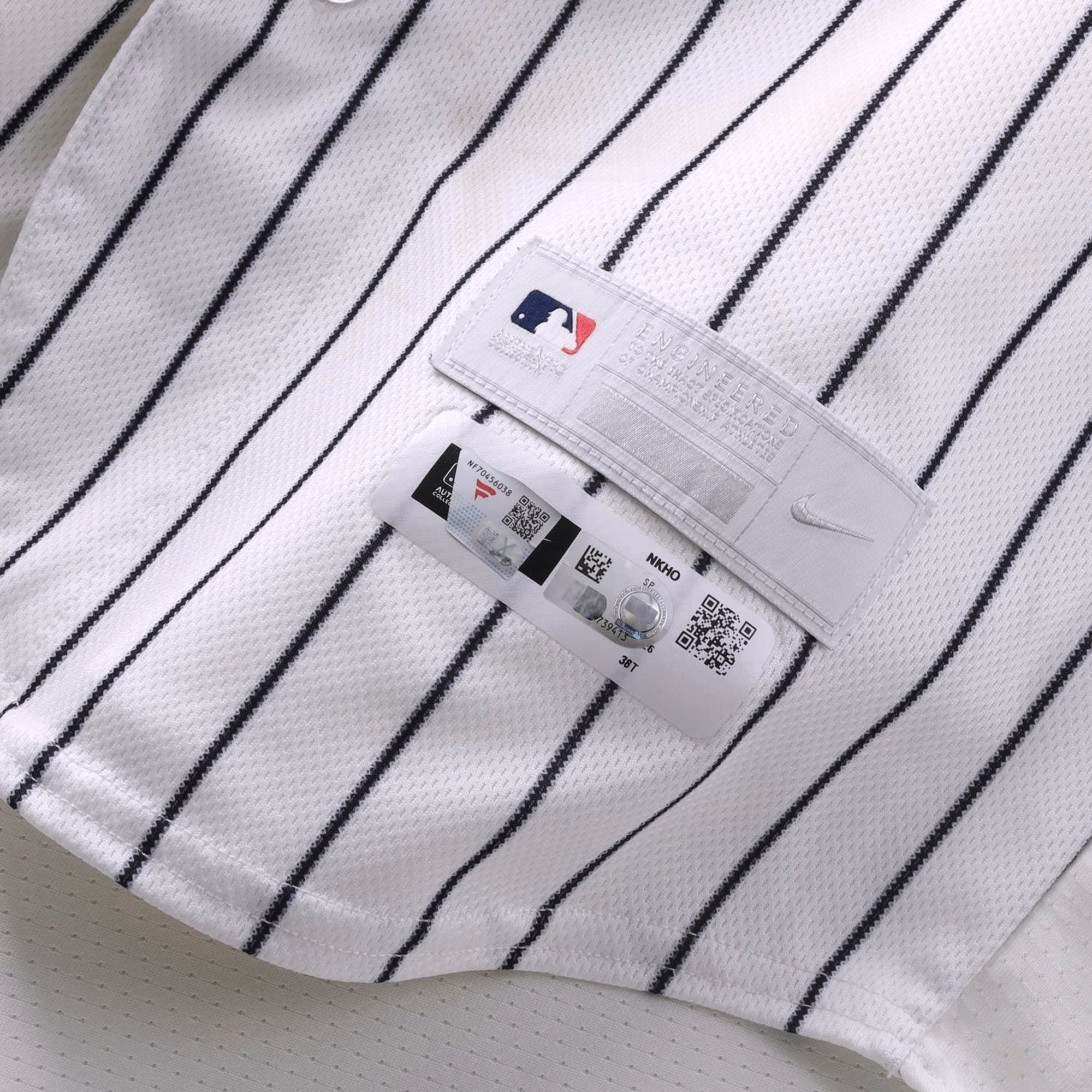 Maillot blanc à fines rayures n° 13 porté par Jazz Chisholm Jr. (New York Yankees) contre les Mariners de Seattle le 13 août 2026