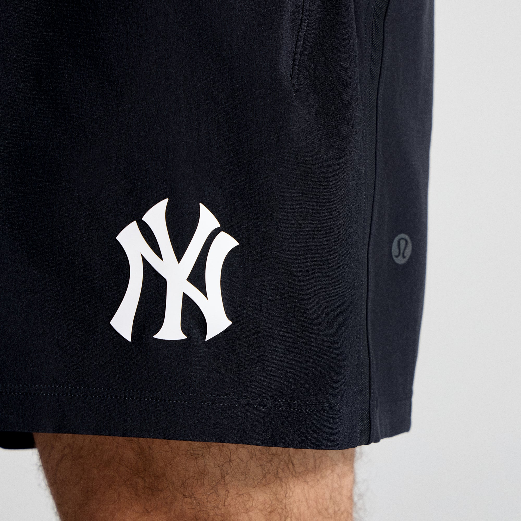 Short sans doublure Pace Breaker 7" noir pour homme de lululemon, motif Yankees New York