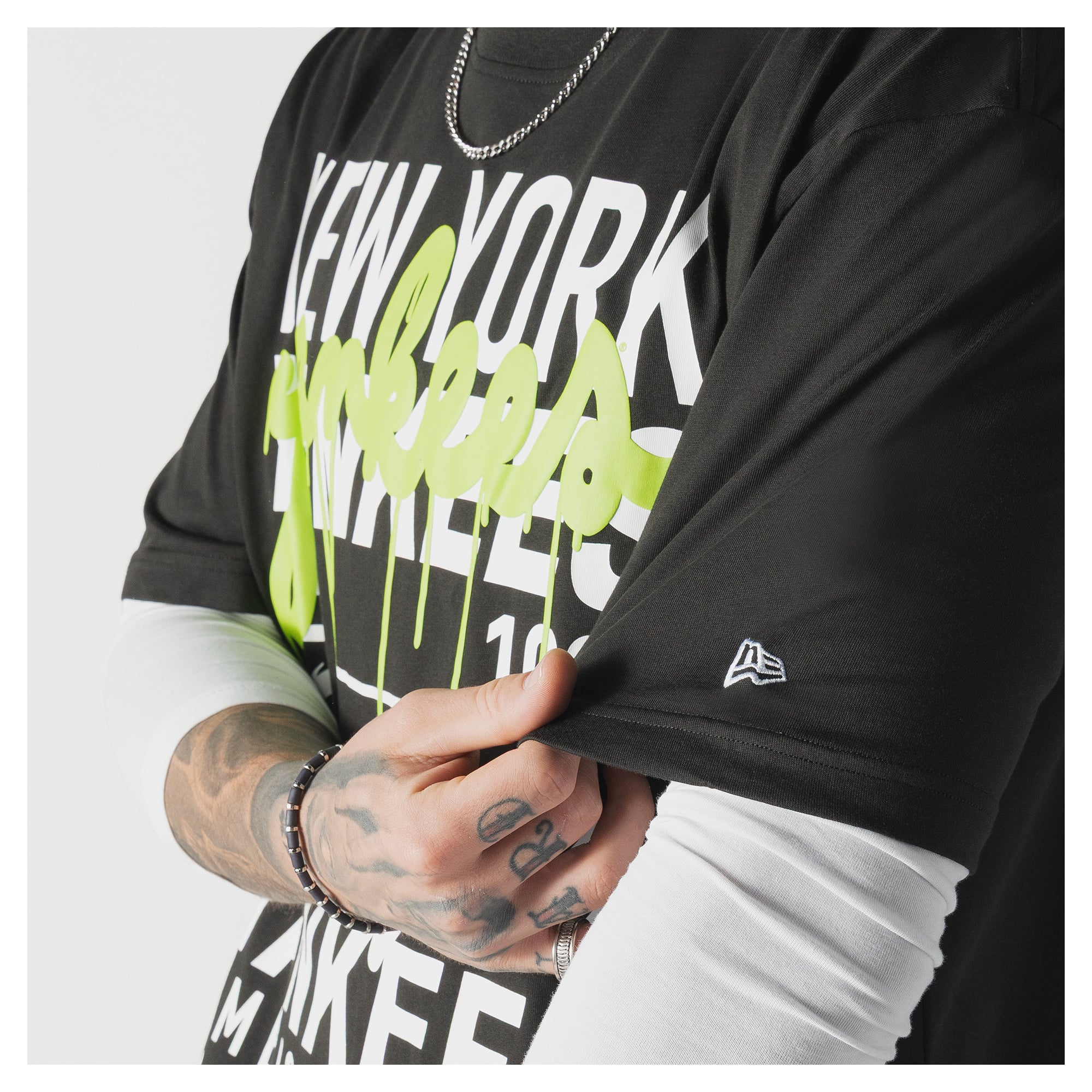 T-shirt New Era noir pour homme, motif peinture en aérosol York Yankees Lifestyle Glow