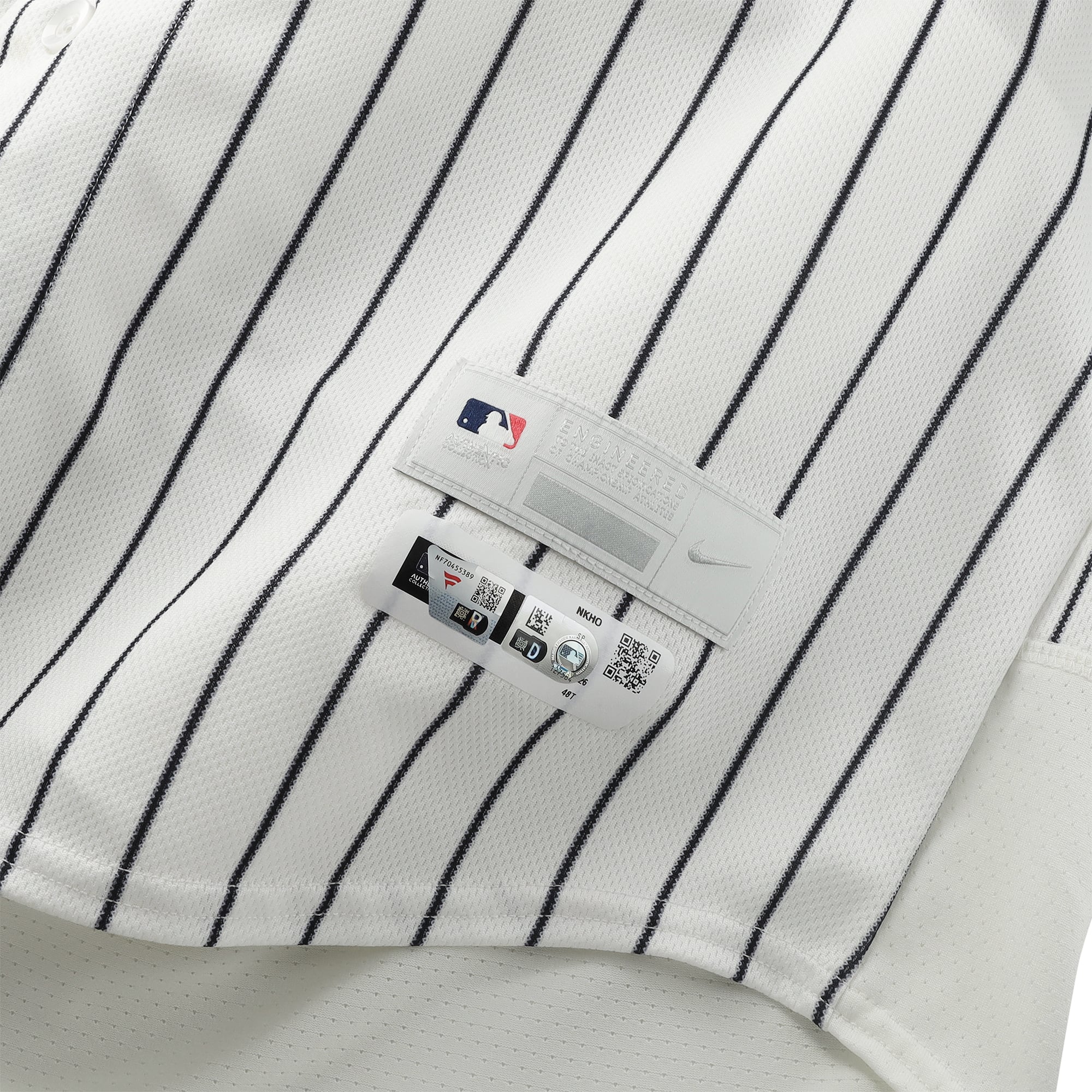 Maillot blanc à rayures Nike porté par Paul Goldschmidt (New York Yankees), numéro 48, contre les Minnesota Twins le 5 juillet 2026.
