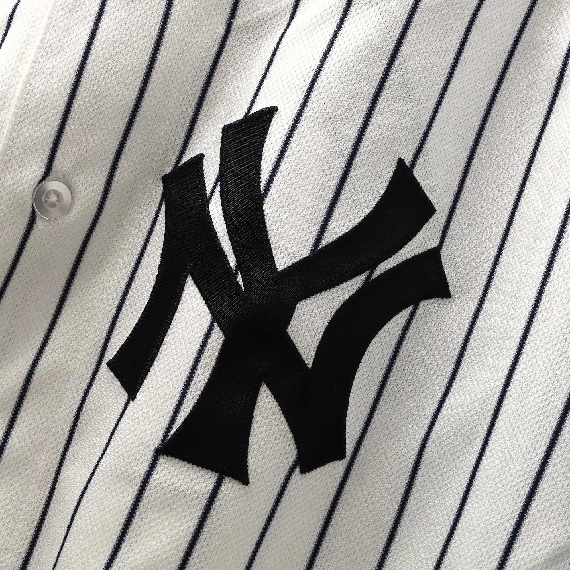 Maillot blanc à fines rayures n° 48 porté par Paul Goldschmidt, des Yankees de New York, contre les Mariners de Seattle le 13 août 2026.