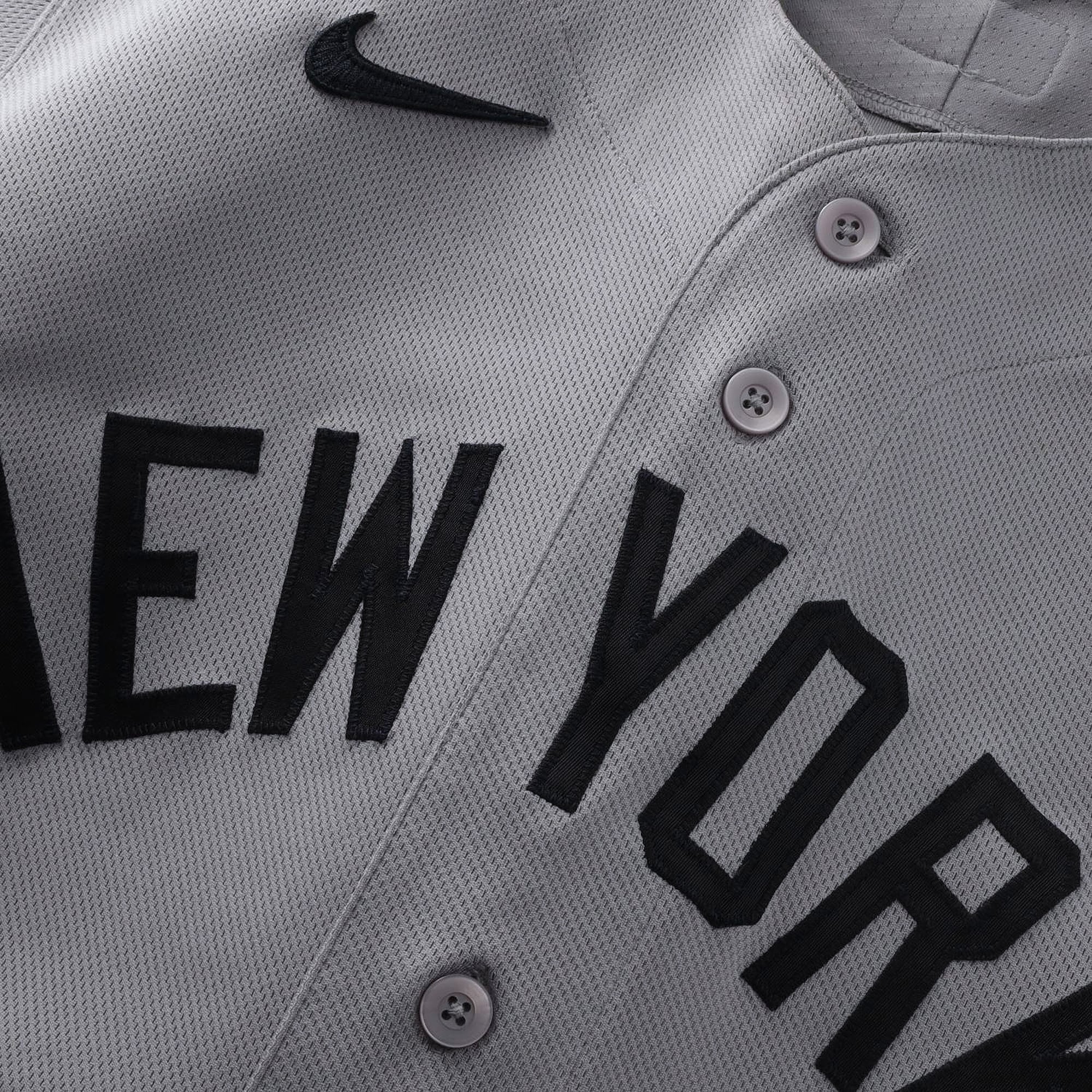 Maillot gris n° 12 porté par Trent Grisham des Yankees de New York lors du match contre les Cubs de Chicago le 2 août 2026
