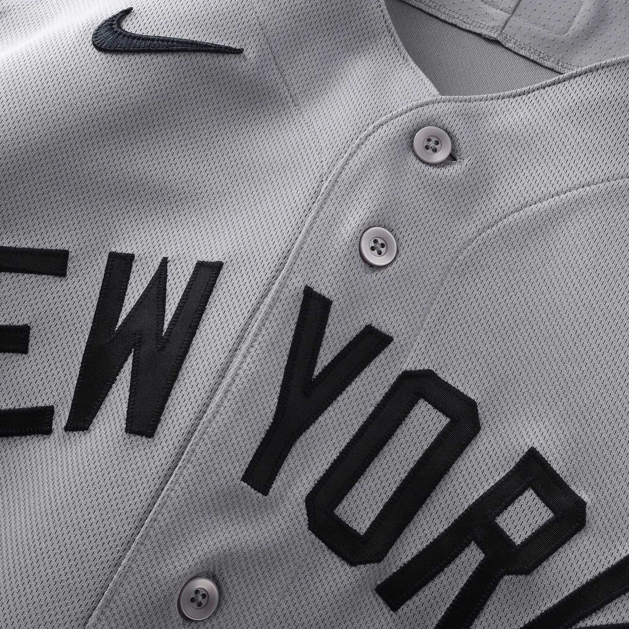 Maillot gris Nike n° 12 porté par Trent Grisham des Yankees de New York contre les Orioles de Baltimore le 20 août 2026