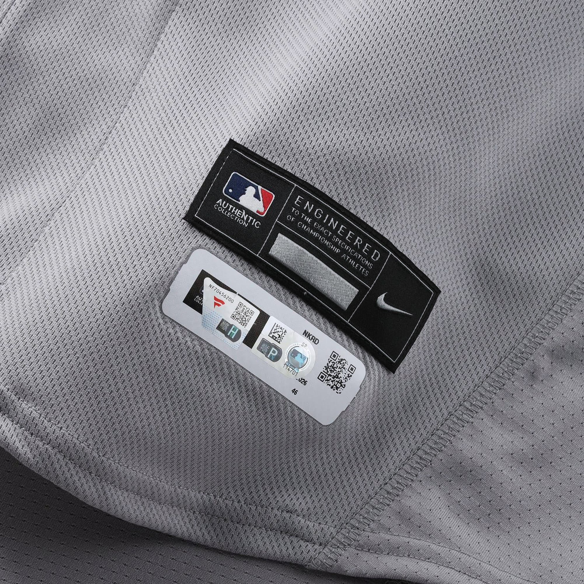 Maillot gris Nike n° 12 porté par Trent Grisham des Yankees de New York contre les Orioles de Baltimore le 20 août 2026
