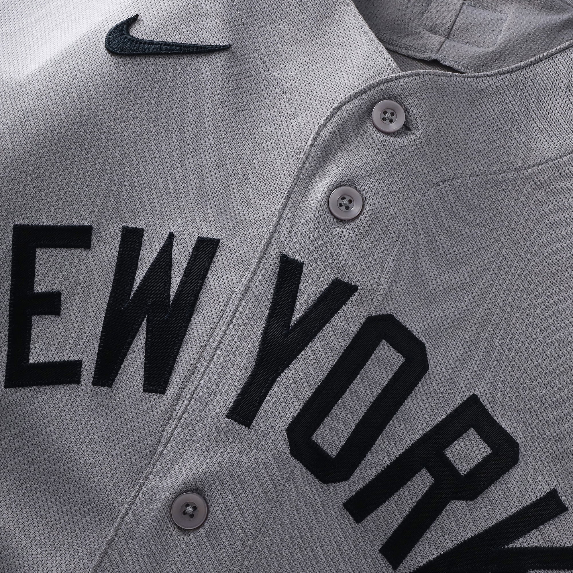 Maillot gris Nike n° 12 porté par Trent Grisham des Yankees de New York contre les Nationals de Washington le 12 juillet 2026