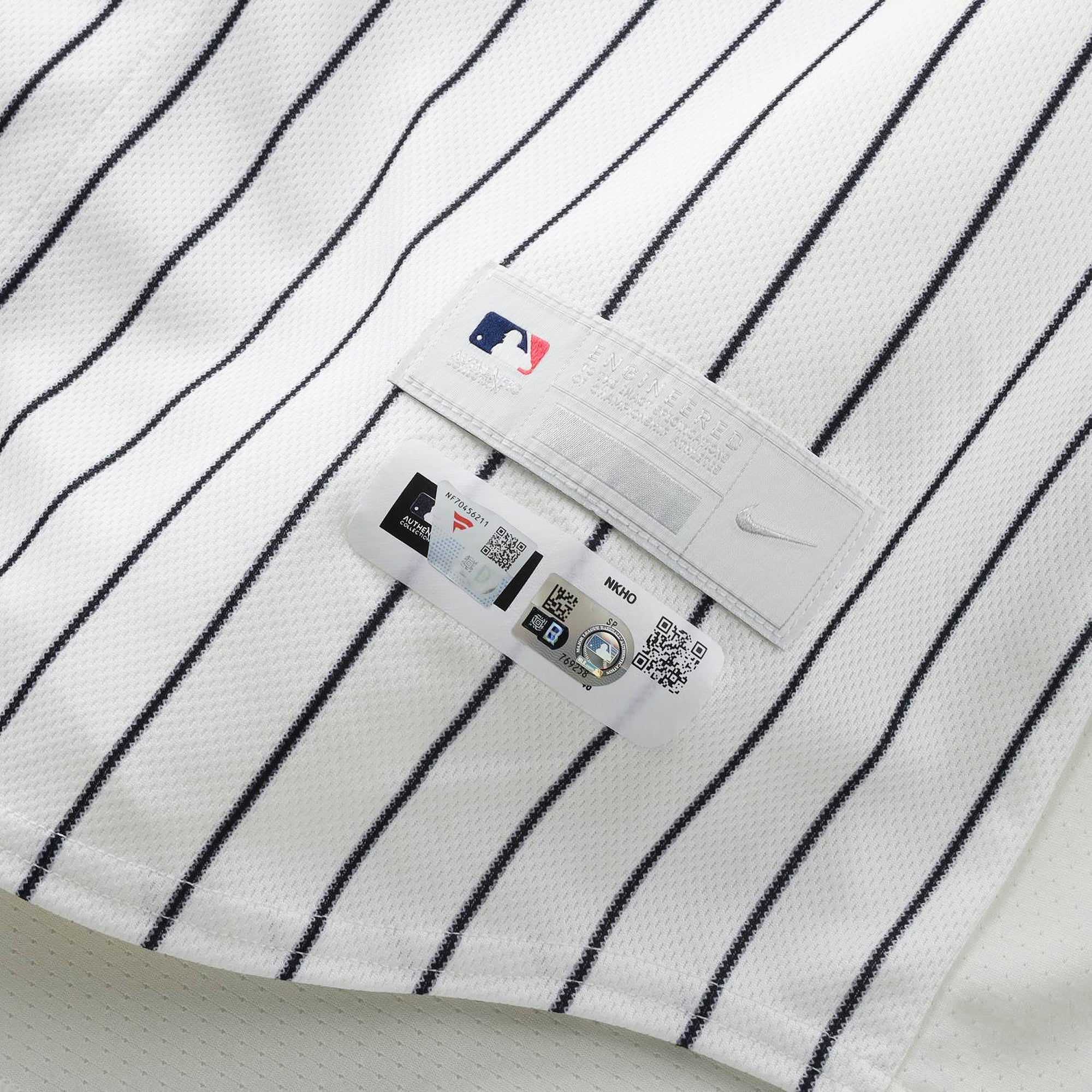 Maillot blanc à rayures Nike porté par Trent Grisham (New York Yankees) n° 12 contre les Red Sox de Boston le 30 août 2026