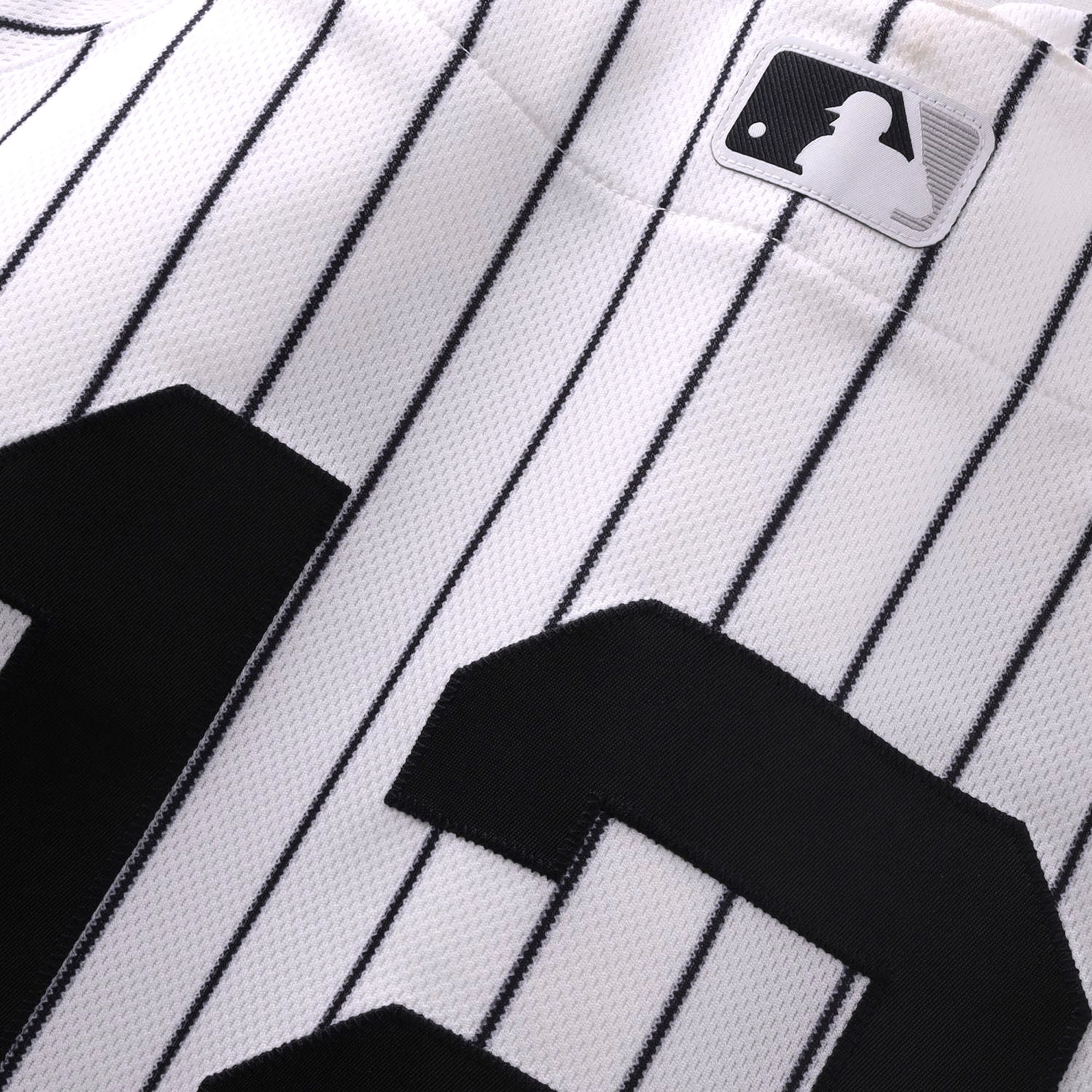 Maillot blanc à fines rayures n° 12 porté par Trent Grisham des Yankees de New York contre les Mariners de Seattle le 13 août 2026