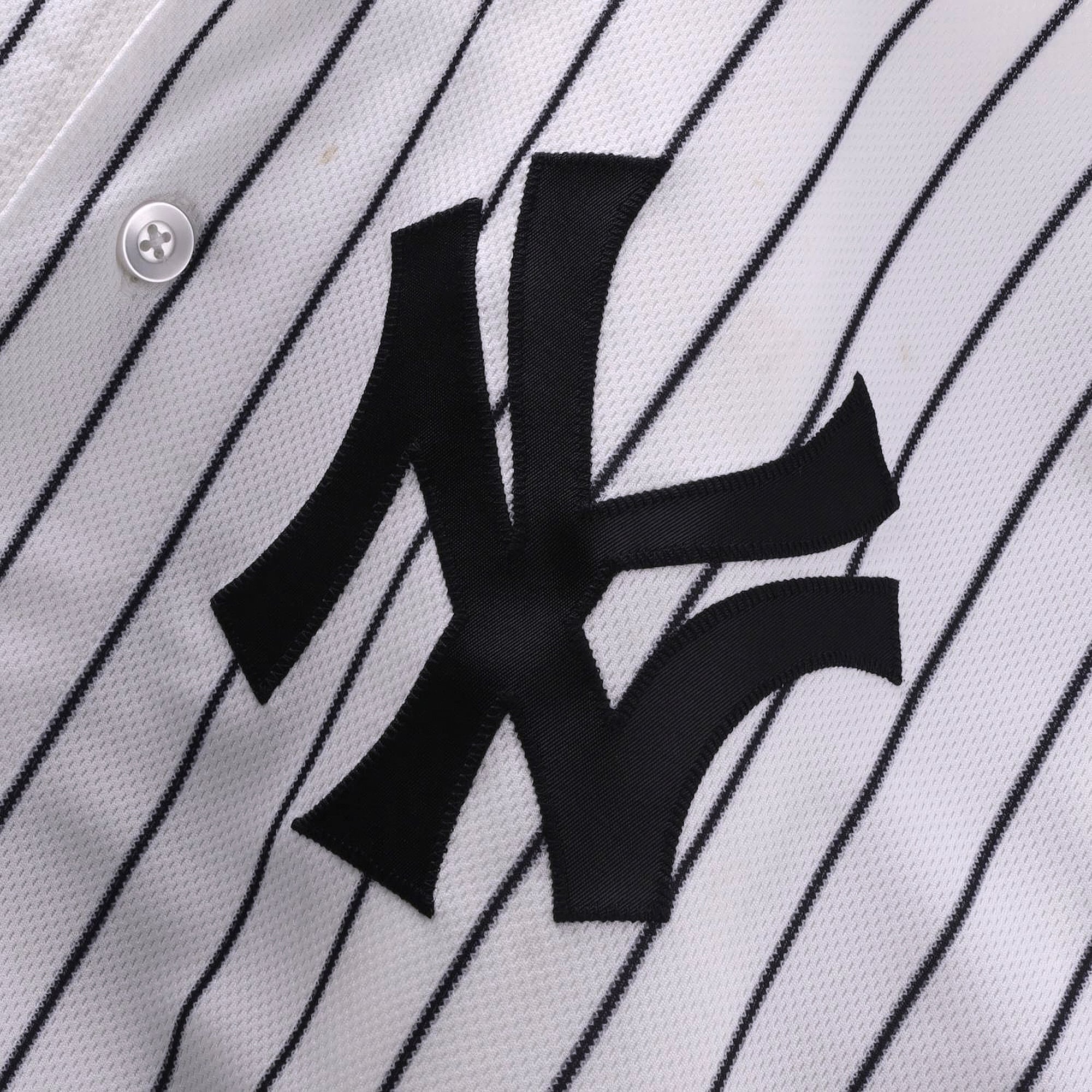 Maillot blanc à fines rayures n° 12 porté par Trent Grisham des Yankees de New York contre les Mariners de Seattle le 13 août 2026