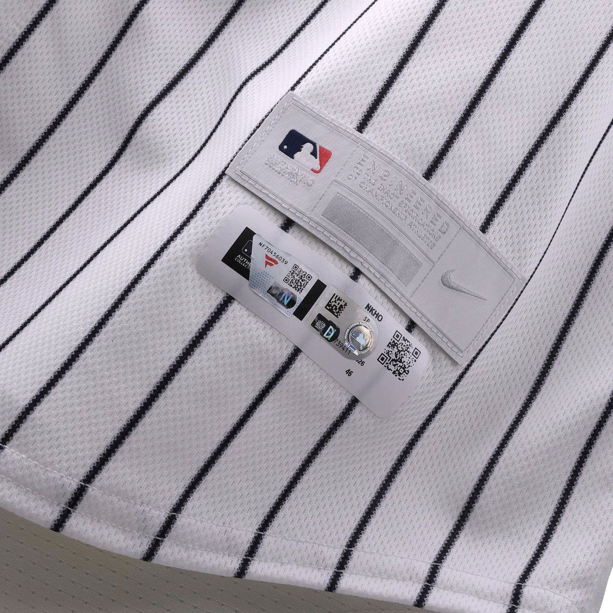 Maillot blanc à fines rayures n° 12 porté par Trent Grisham des Yankees de New York contre les Mariners de Seattle le 13 août 2026
