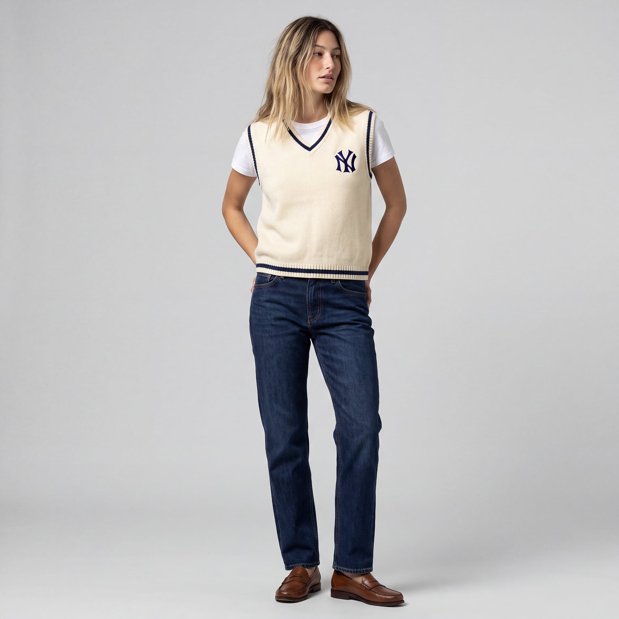 Gilet sans manches Mitchell & Ness crème pour femme, collection New York Yankees Cooperstown, style rétro.