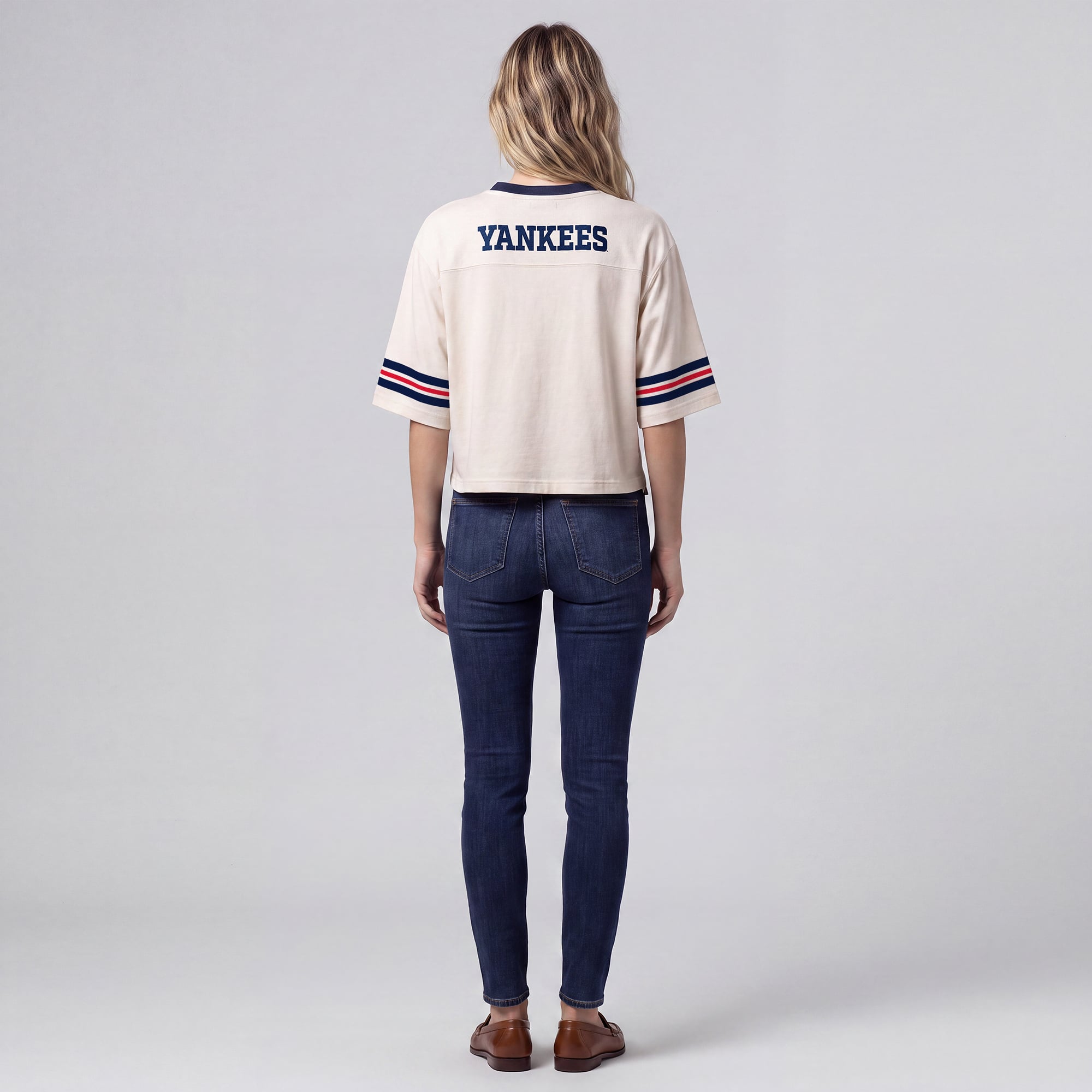 T-shirt Mitchell & Ness crème pour femme, New York Yankees, collection rétro Roots Hardwood Classics, coupe courte carrée et col en V