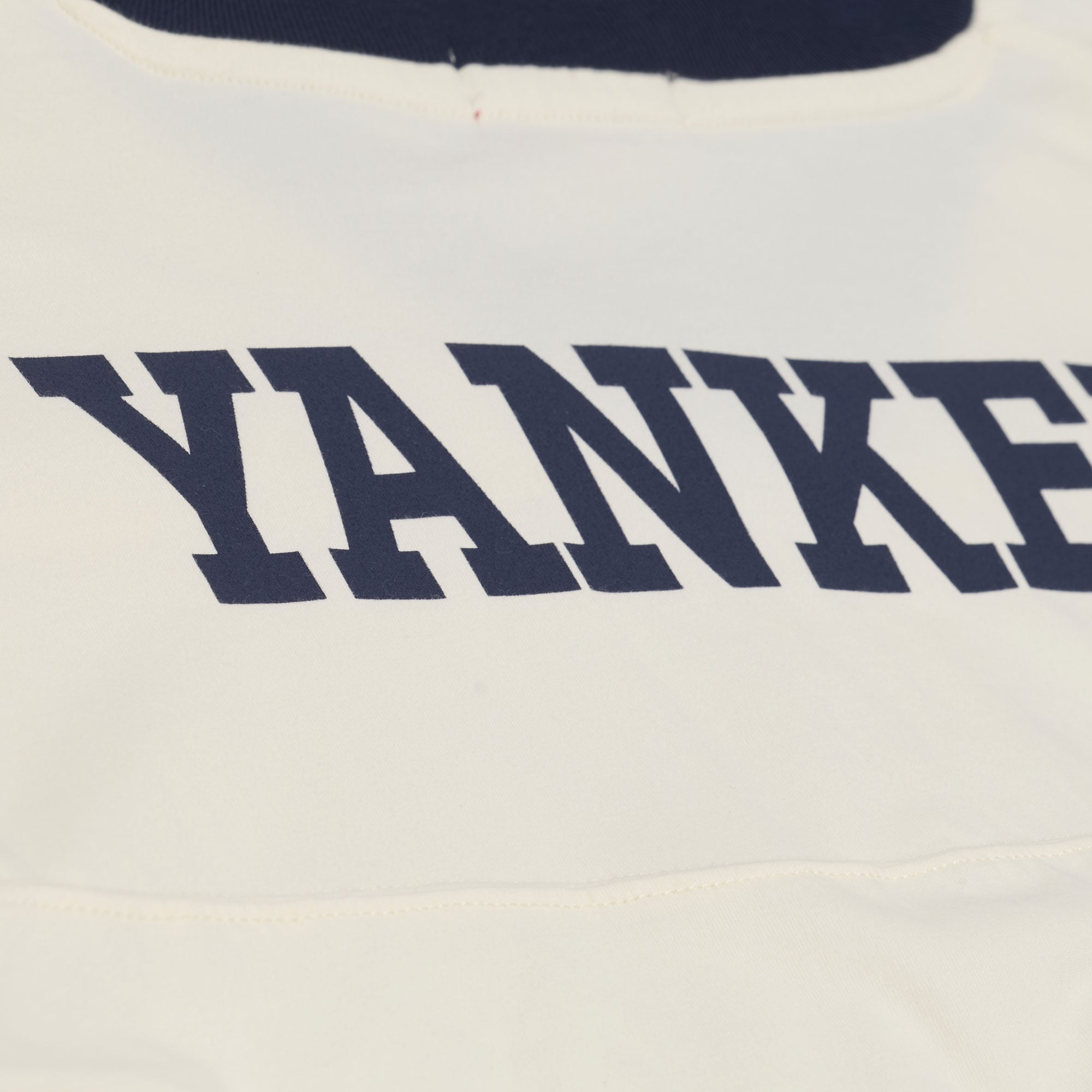 T-shirt Mitchell & Ness crème pour femme, New York Yankees, collection rétro Roots Hardwood Classics, coupe courte carrée et col en V