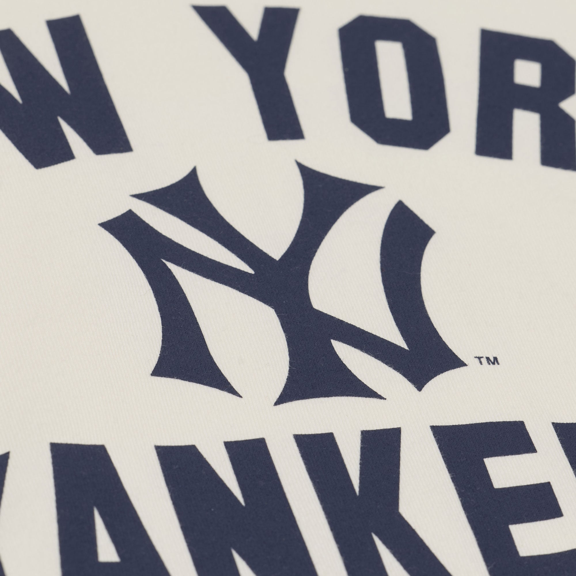 T-shirt Mitchell & Ness crème pour femme, New York Yankees, collection rétro Roots Hardwood Classics, coupe courte carrée et col en V