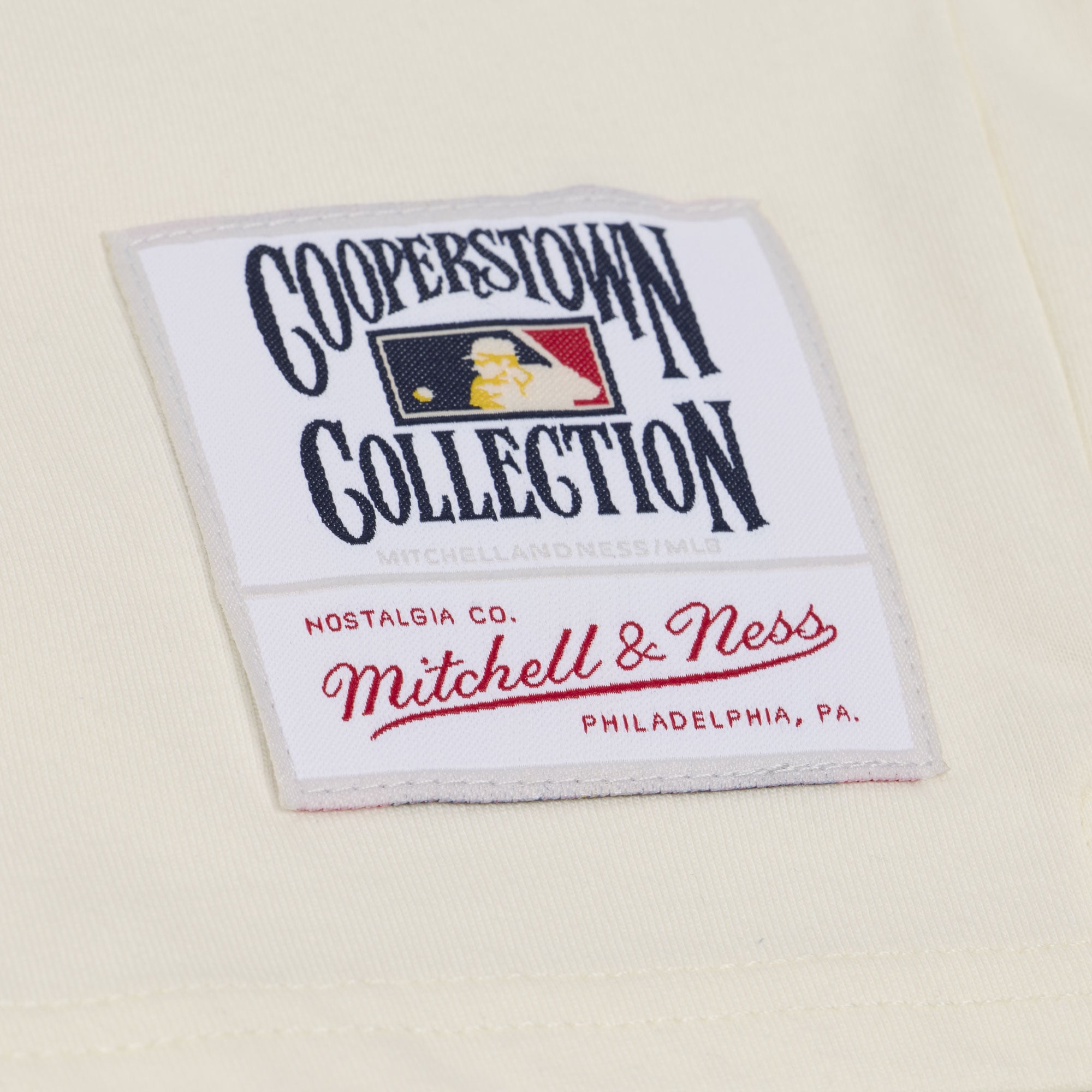 T-shirt Mitchell & Ness crème pour femme, New York Yankees, collection rétro Roots Hardwood Classics, coupe courte carrée et col en V