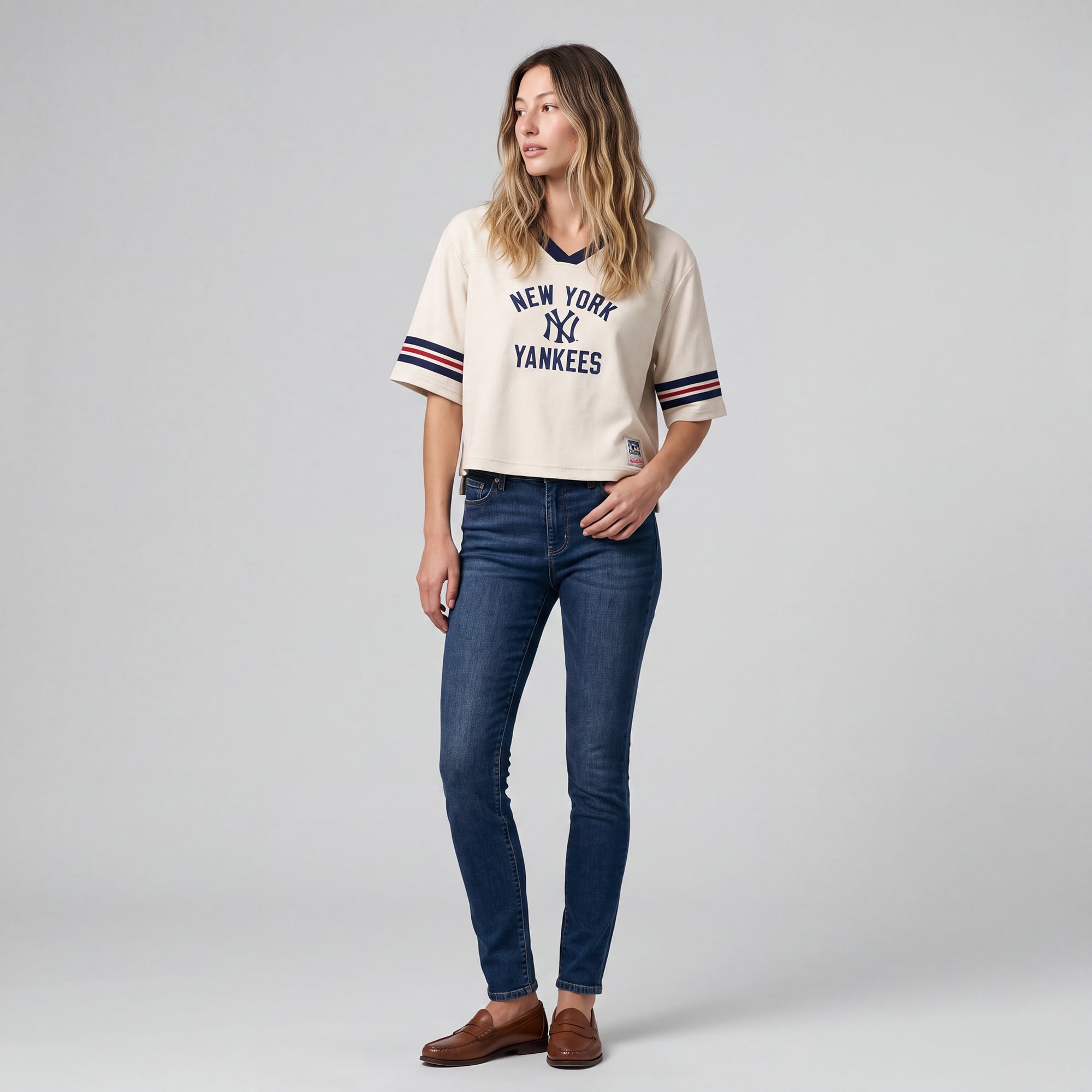 T-shirt Mitchell & Ness crème pour femme, New York Yankees, collection rétro Roots Hardwood Classics, coupe courte carrée et col en V