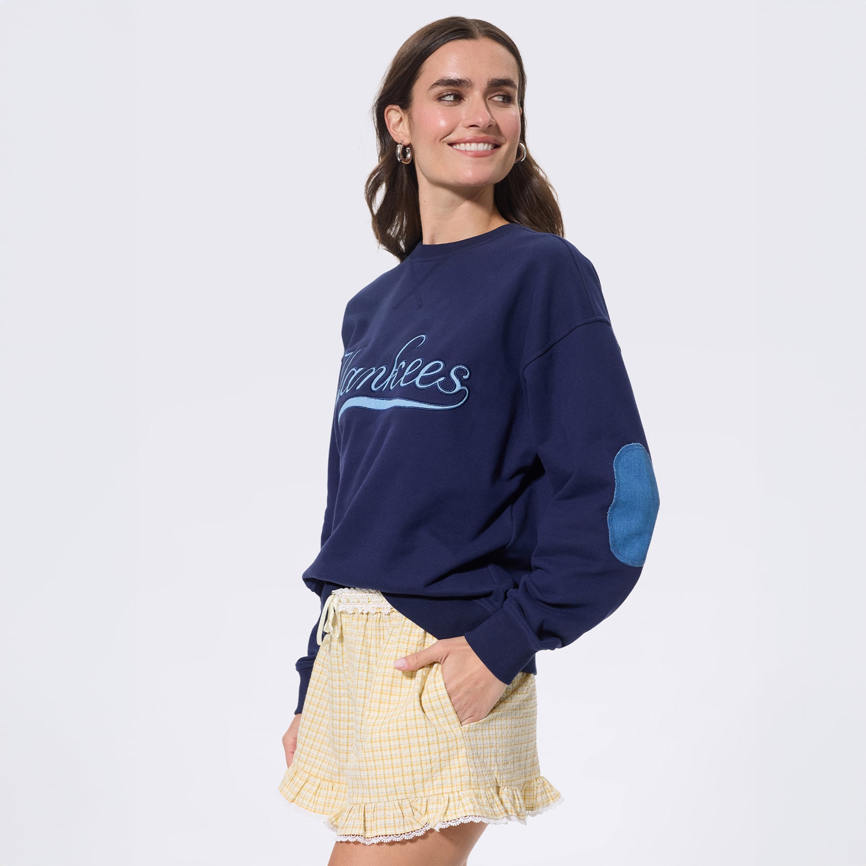 Sweat-shirt à col rond Terez pour femme, bleu marine, avec écusson en denim des Yankees de New York.