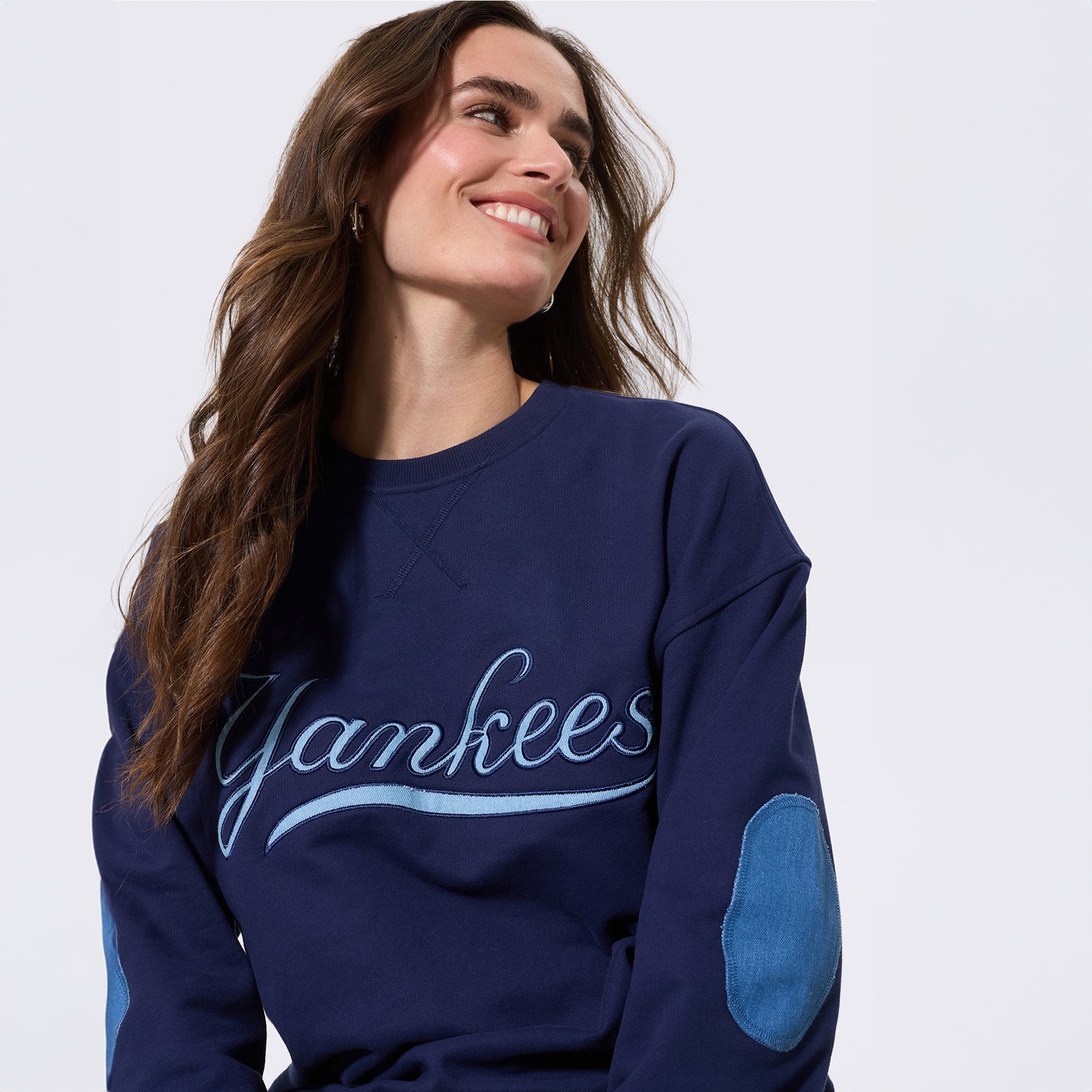 Sweat-shirt à col rond Terez pour femme, bleu marine, avec écusson en denim des Yankees de New York.
