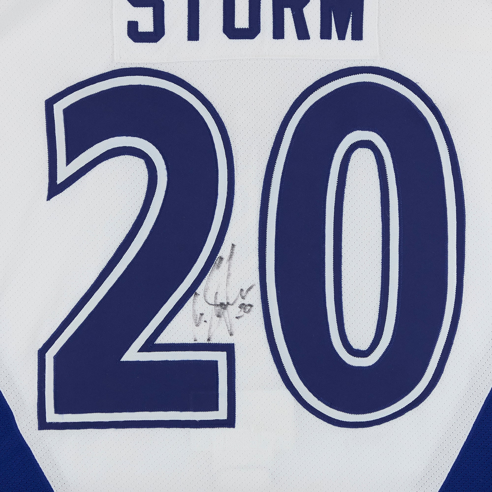 Maillot blanc n° 20 autographié par Marco Sturm, porté lors du match des étoiles de la LNH de 1999.