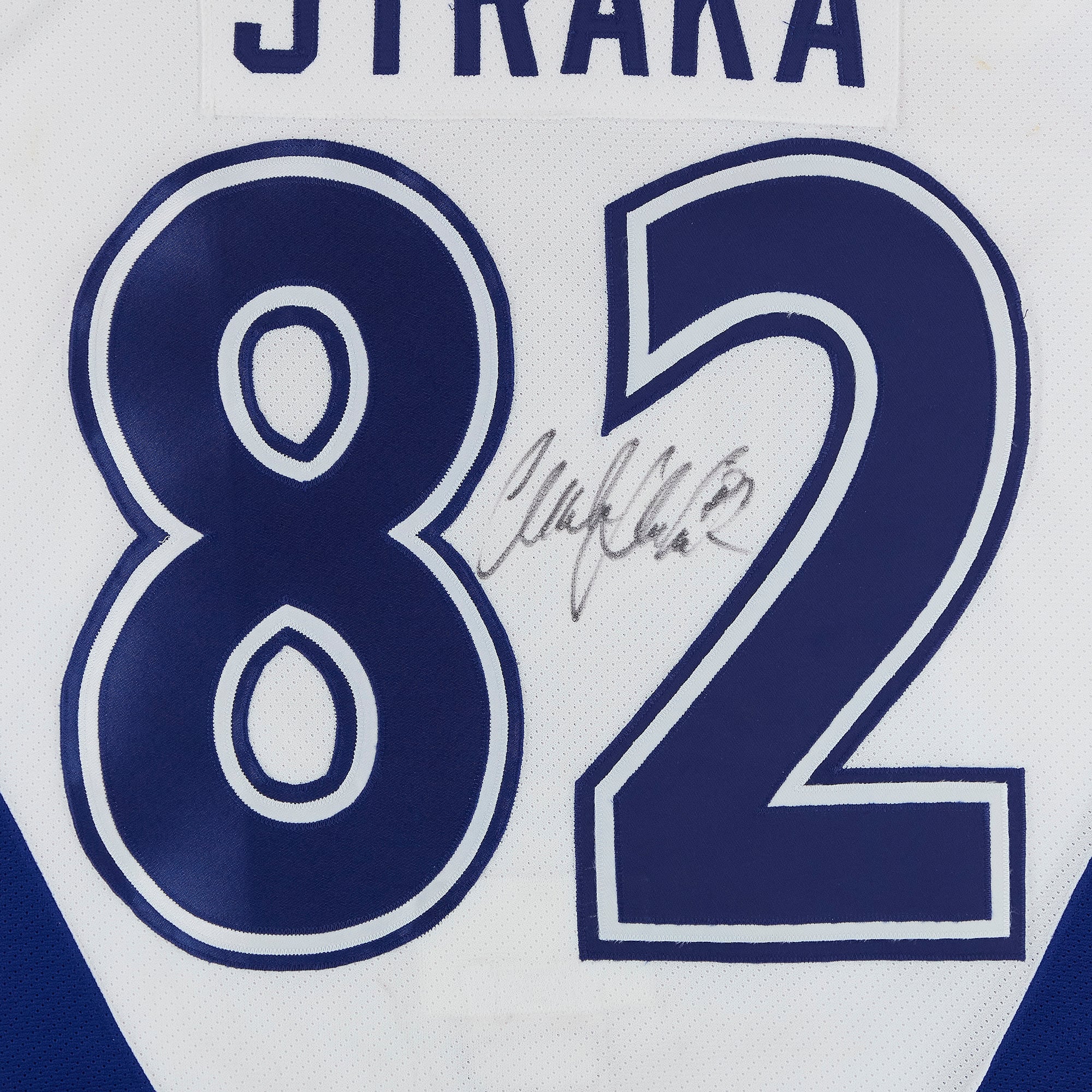 Maillot blanc n° 82 autographié par Martin Straka (Équipe Monde) porté lors du Match des étoiles de la LNH de 1999.
