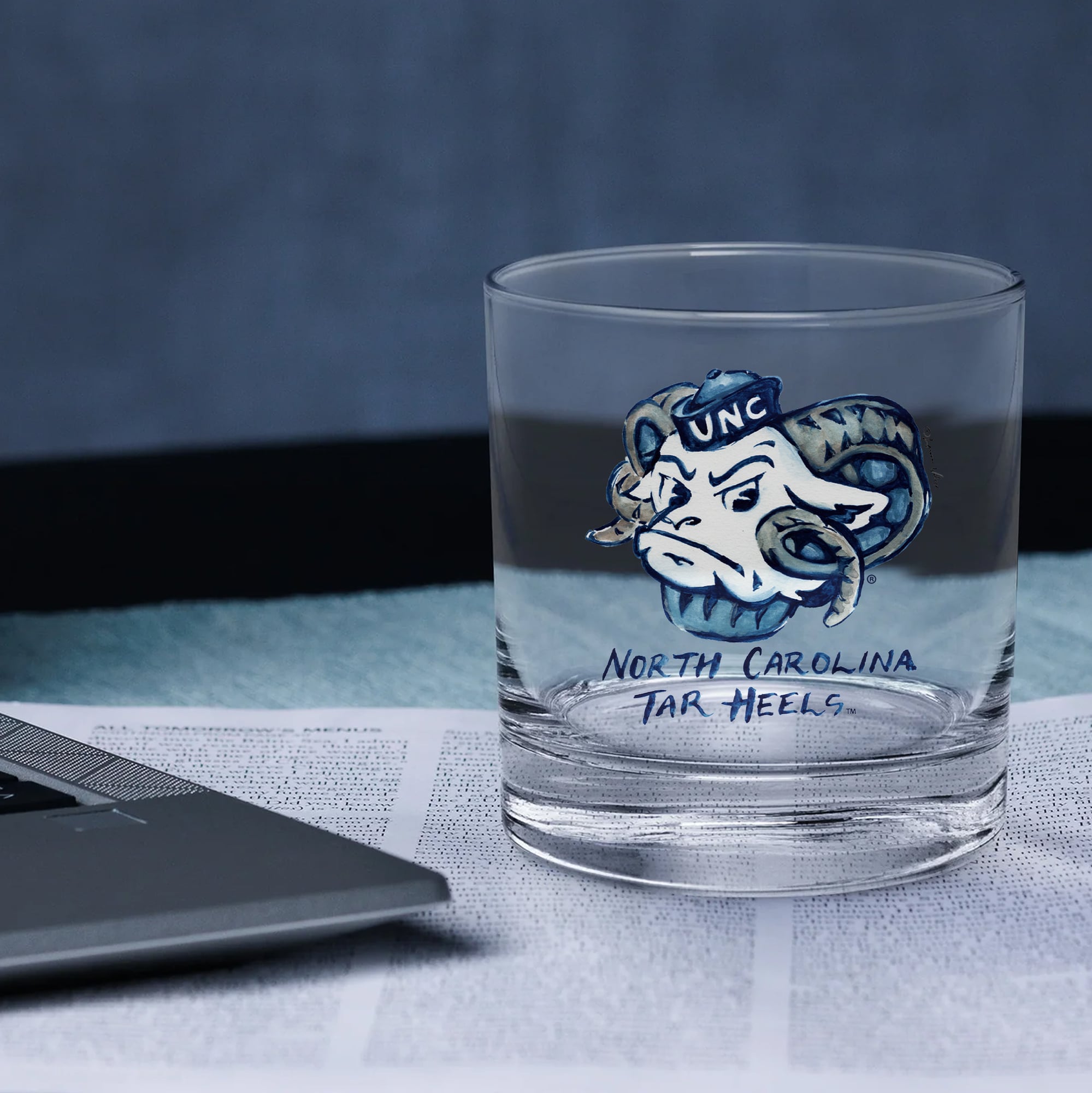Ensemble de 2 verres à whisky à l'effigie de Laura Wilcox, mascotte des Tar Heels de Caroline du Nord, à Indigo Falls