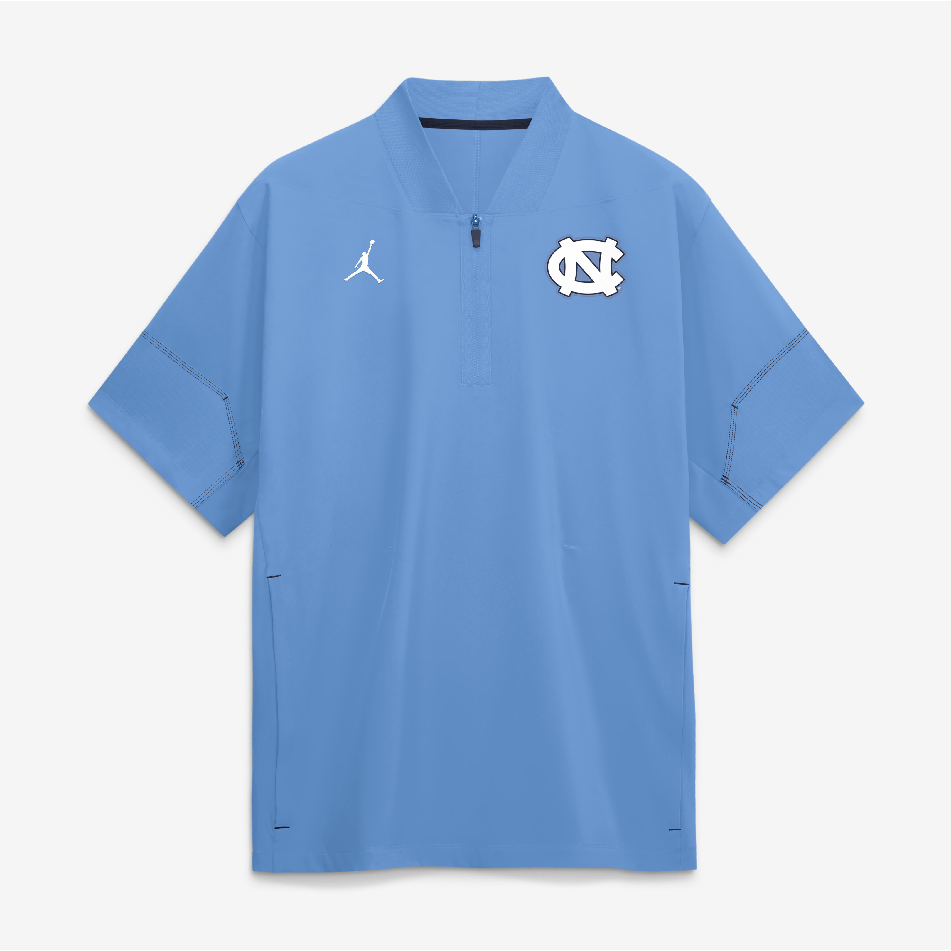 Veste d'entraîneur Jordan Brand bleu clair pour homme, North Carolina Tar Heels 2026 Sideline, manches courtes et fermeture éclair au quart, modèle Sideline 2026.