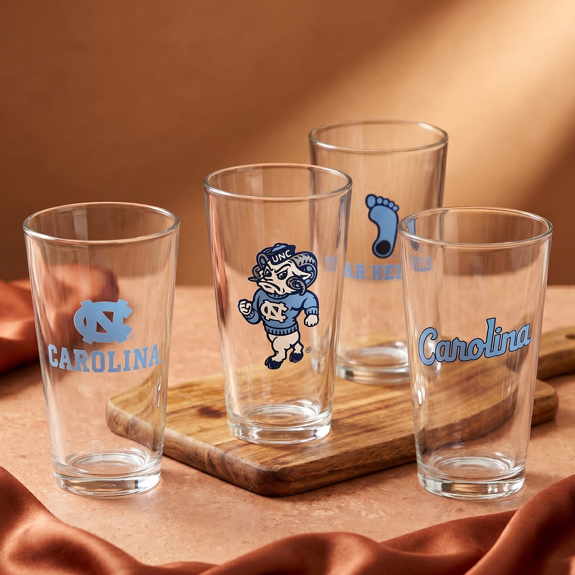 Ensemble de quatre verres à bière de collection North Carolina Tar Heels de 473 ml (16 oz).