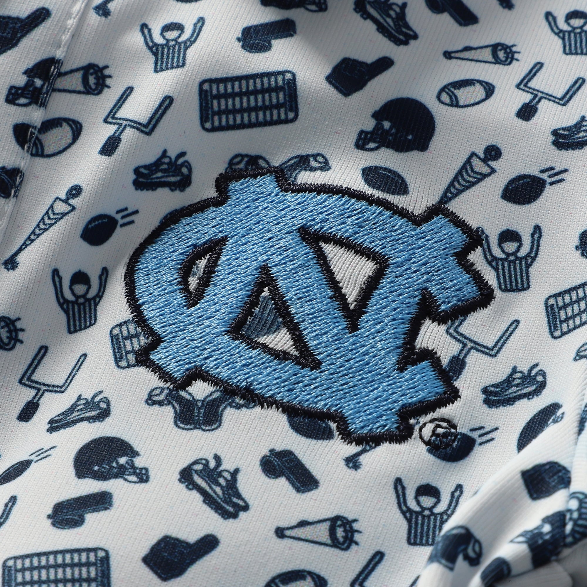 Vêtements pour tout-petits - Polo de performance blanc à imprimé intégral Tom des Tar Heels Caroline du Nord