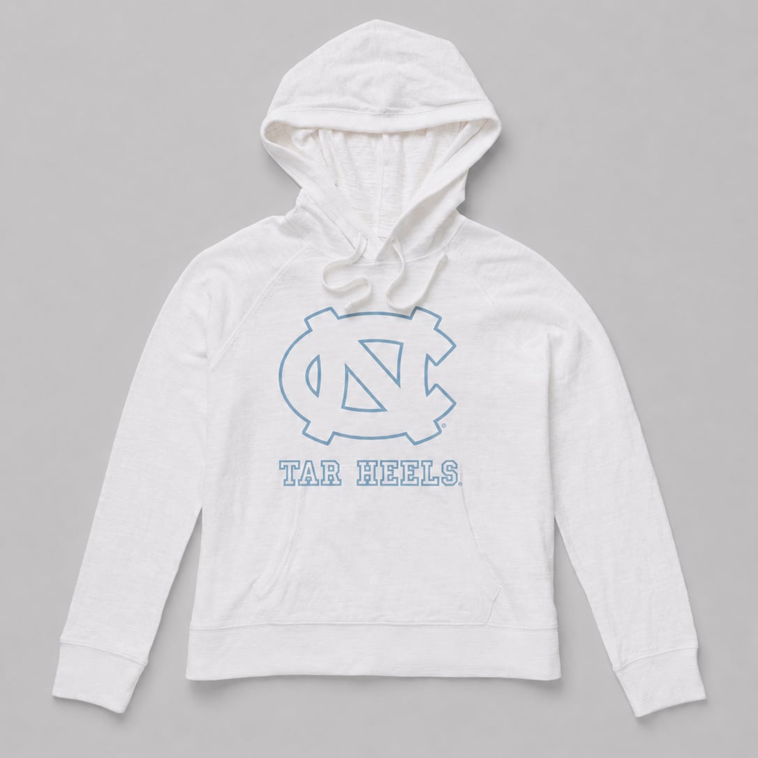 Sweat à capuche FAHERTY blanc pour femme, motif Tar Heels de Caroline du Nord, en tissu flammé délavé.