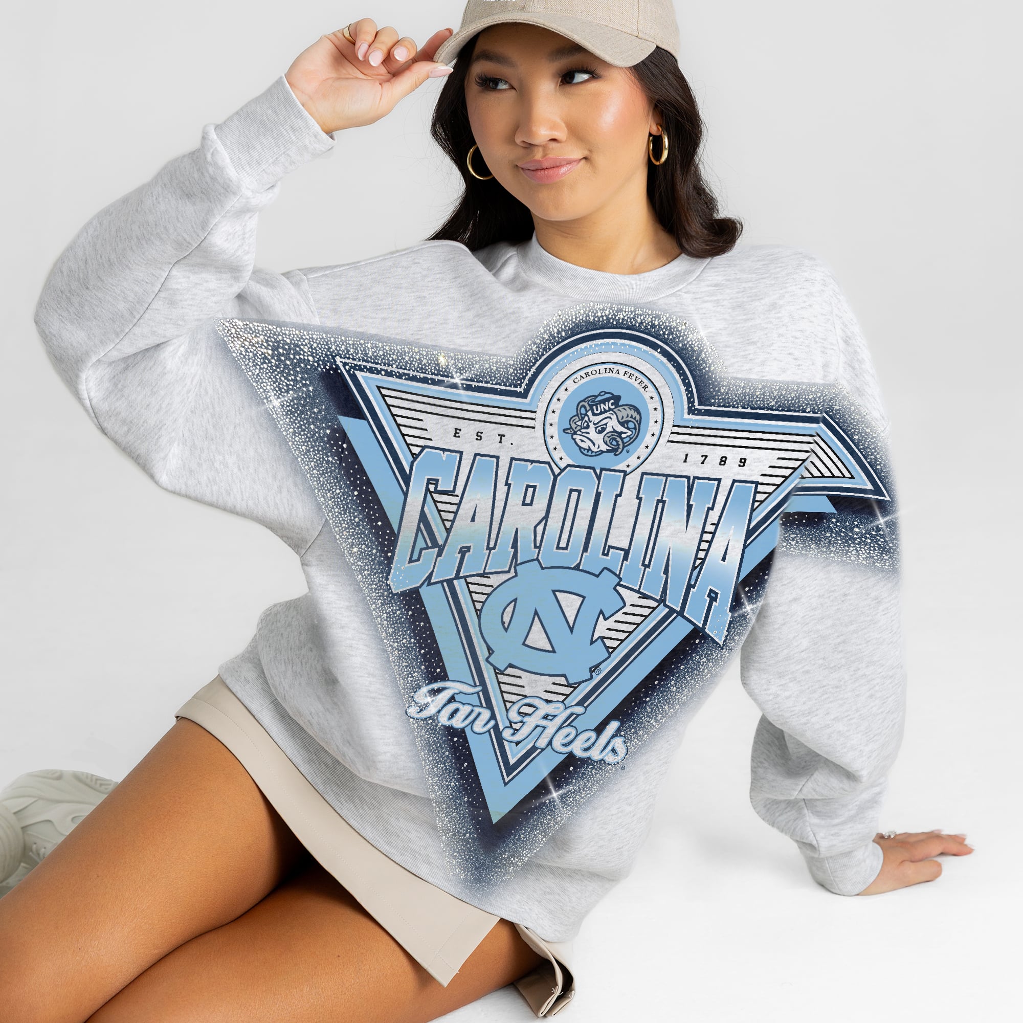 Sweat-shirt oversize en polaire gris à strass « Chasing Victory » des North Carolina Tar Heels, collection Gameday Couture pour femmes