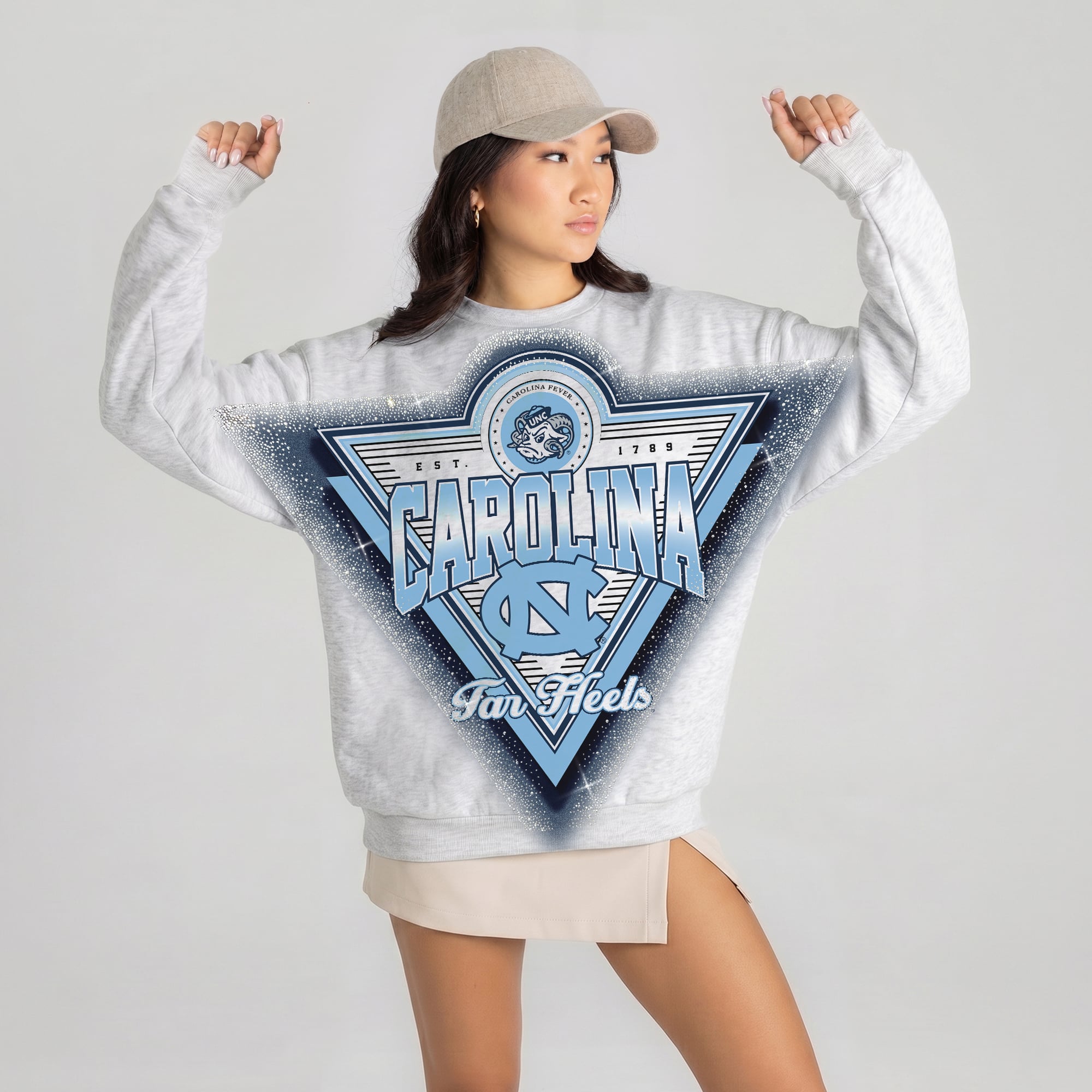 Sweat-shirt oversize en polaire gris à strass « Chasing Victory » des North Carolina Tar Heels, collection Gameday Couture pour femmes