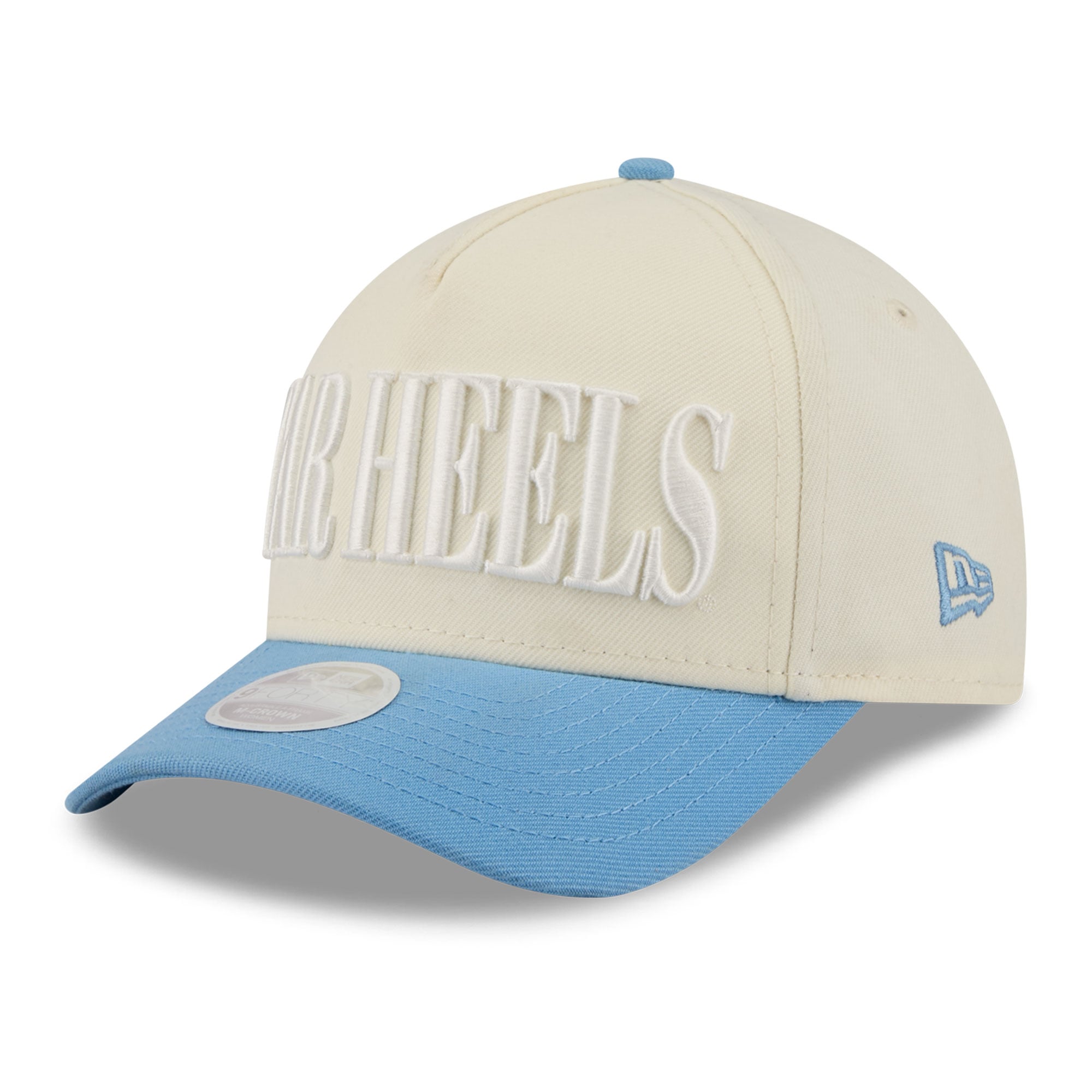 Casquette New Era pour femme, couleur crème/bleu Caroline, North Carolina Tar Heels, modèle 9FORTY à monture A ajustable.