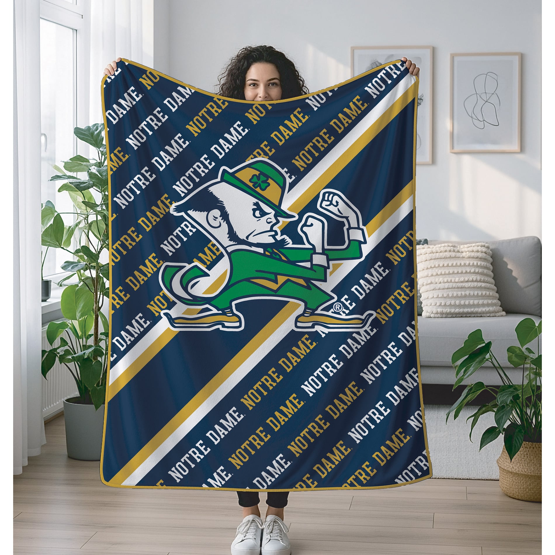 Couverture ultra douce Pegasus Notre Dame Fighting Irish, 152 x 178 cm (60 x 70 pouces), doublée et ornée du logo.