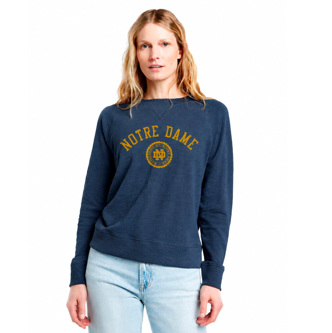 Sweat-shirt FAHERTY blanc pour femme, style Notre Dame Fighting Irish, en denim flammé délavé.