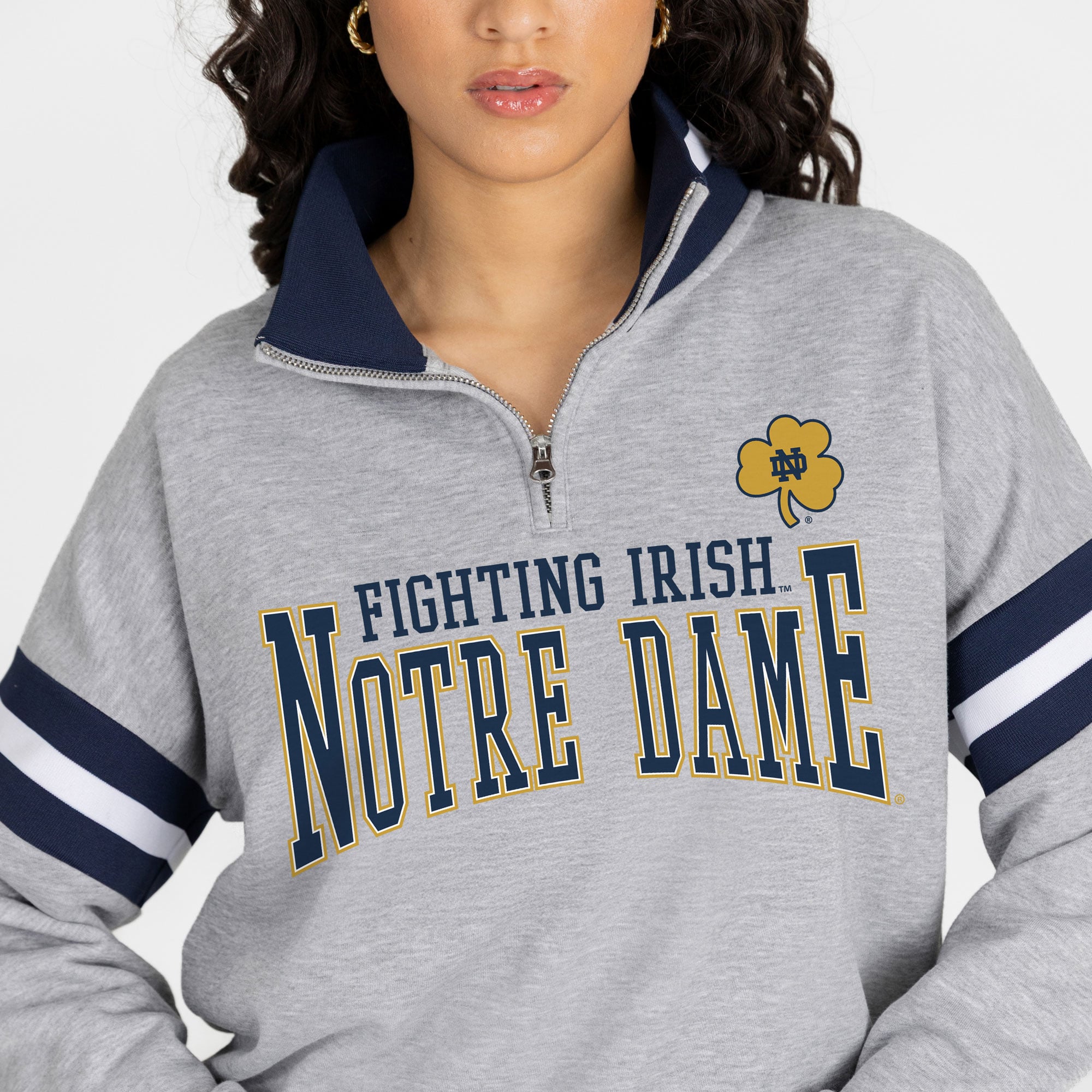 Pull à col zippé gris Notre Dame Fighting Irish « Hold the Line » pour femme, collection Gameday Couture.