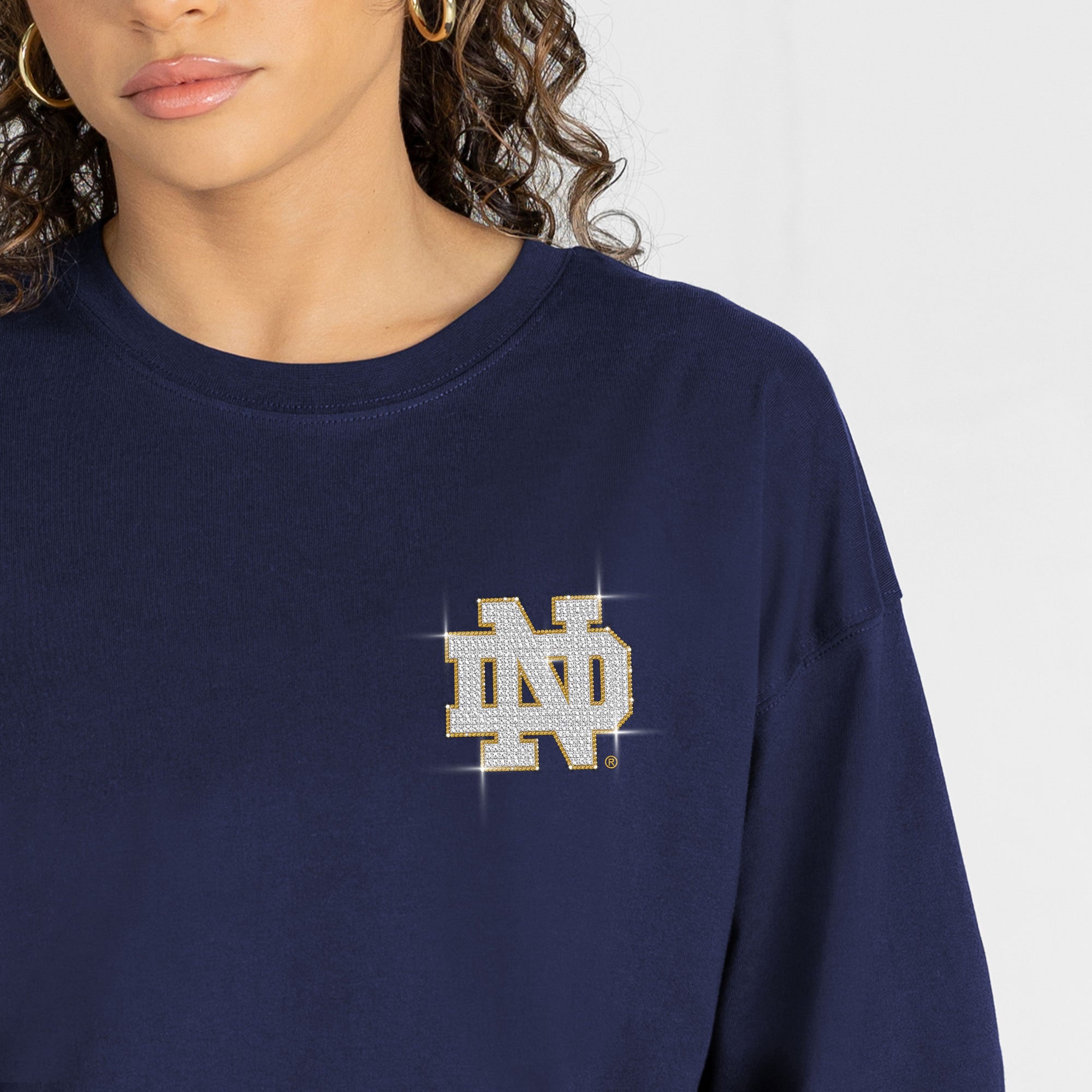 T-shirt à manches longues pour femmes, collection Gameday Couture, bleu marine, Notre Dame Fighting Irish, orné de strass « Light It Up »