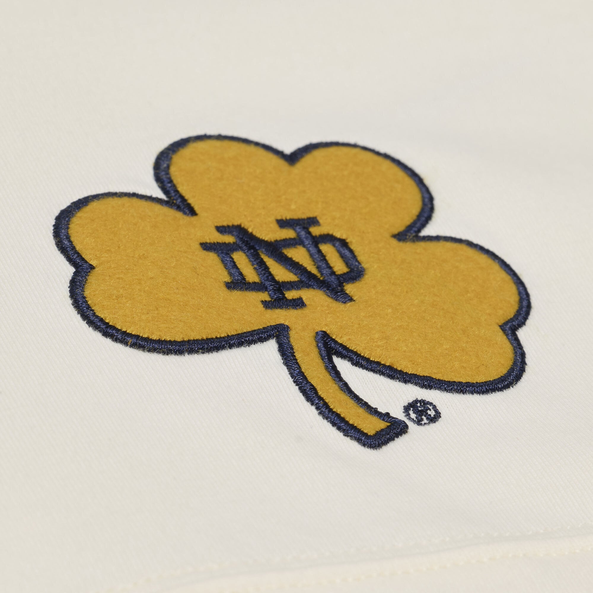 T-shirt oversize à manches 3/4 Mitchell & Ness crème Notre Dame Fighting Irish pour femme