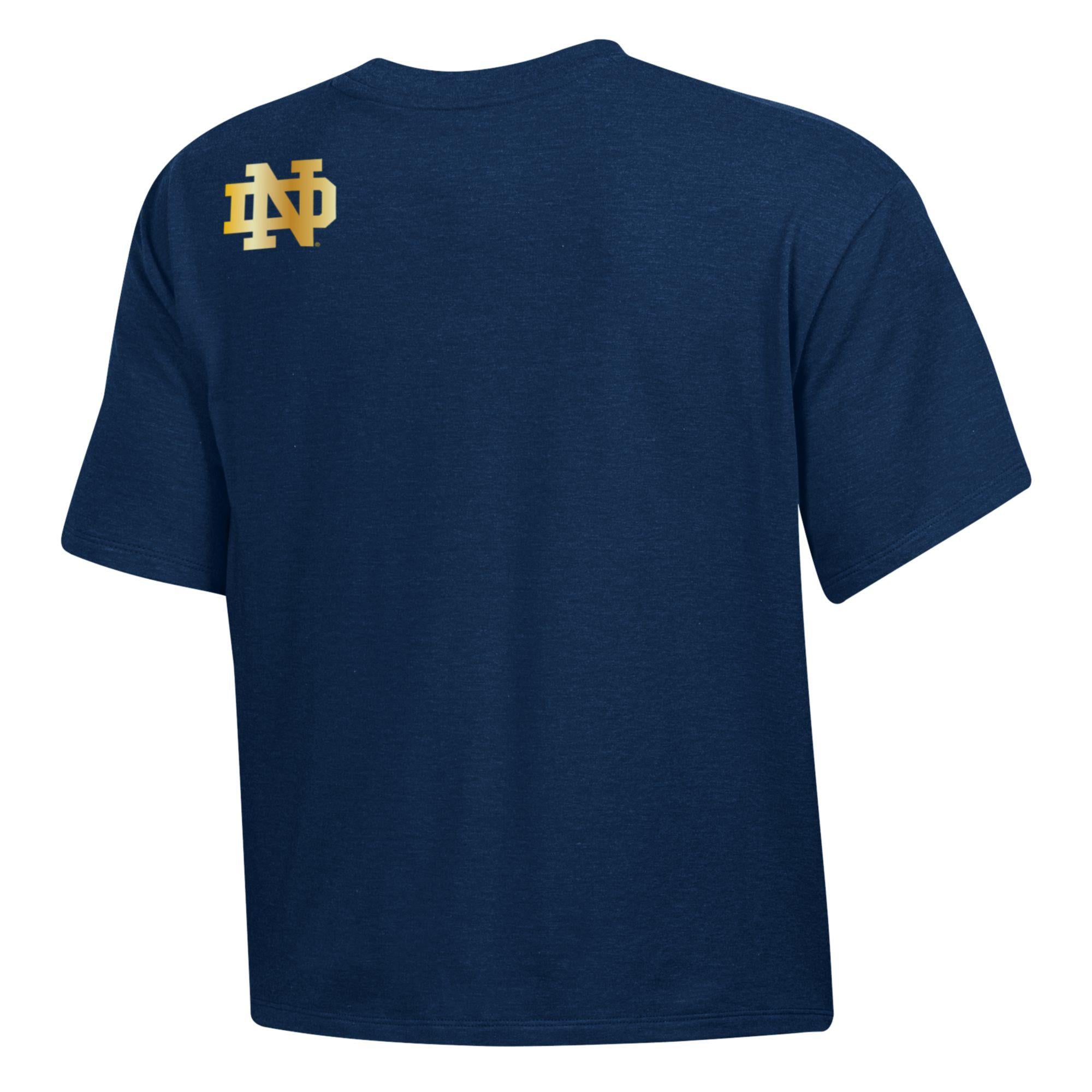 T-shirt court Under Armour pour femme, bleu marine, Notre Dame Fighting Irish 2026 Shamrock Series Essentials Icon, ultra-doux, en mélange de trois matières, coupe carrée.