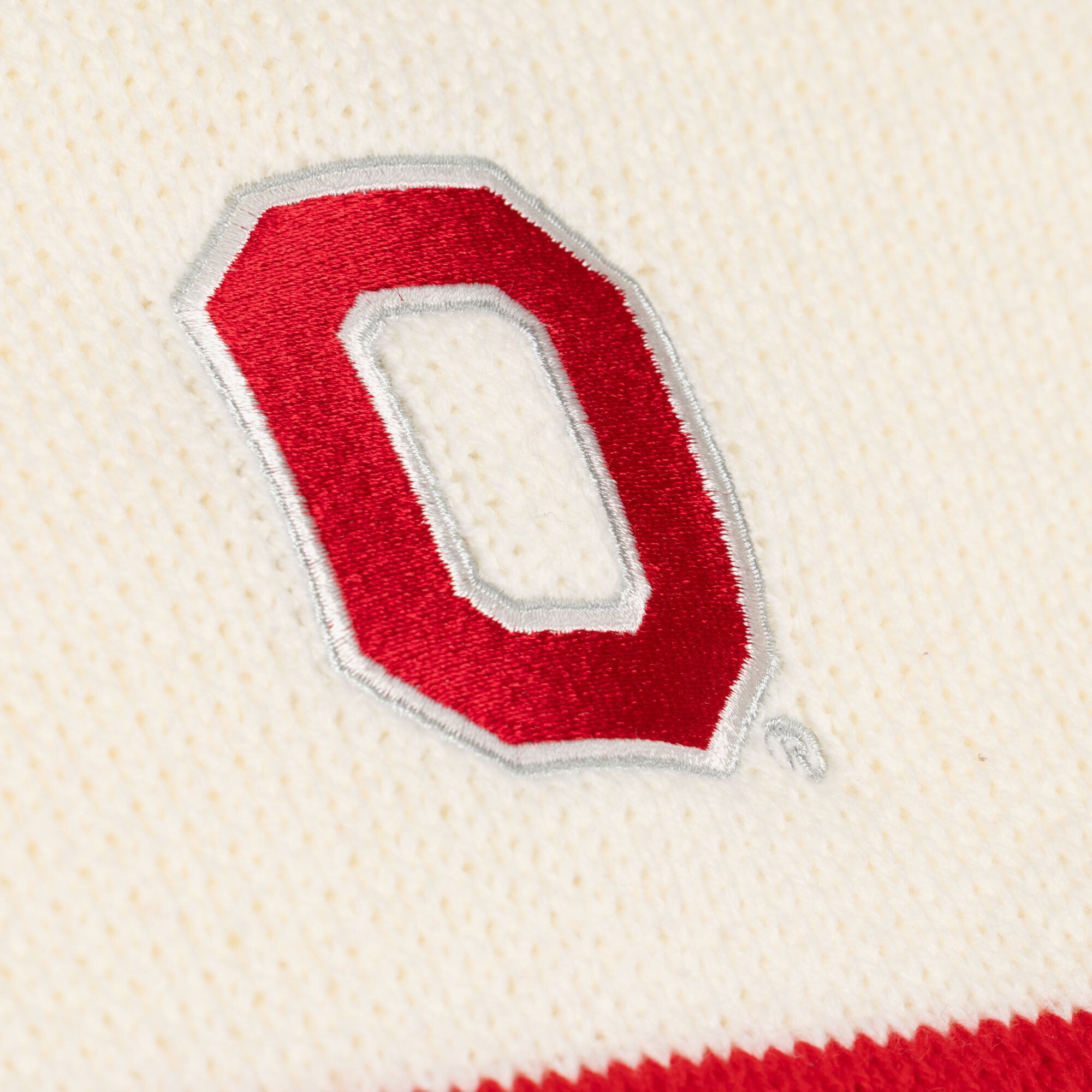 Pull Mitchell & Ness crème à col en V pour femme, motif rétro des Buckeyes de l'Ohio State.
