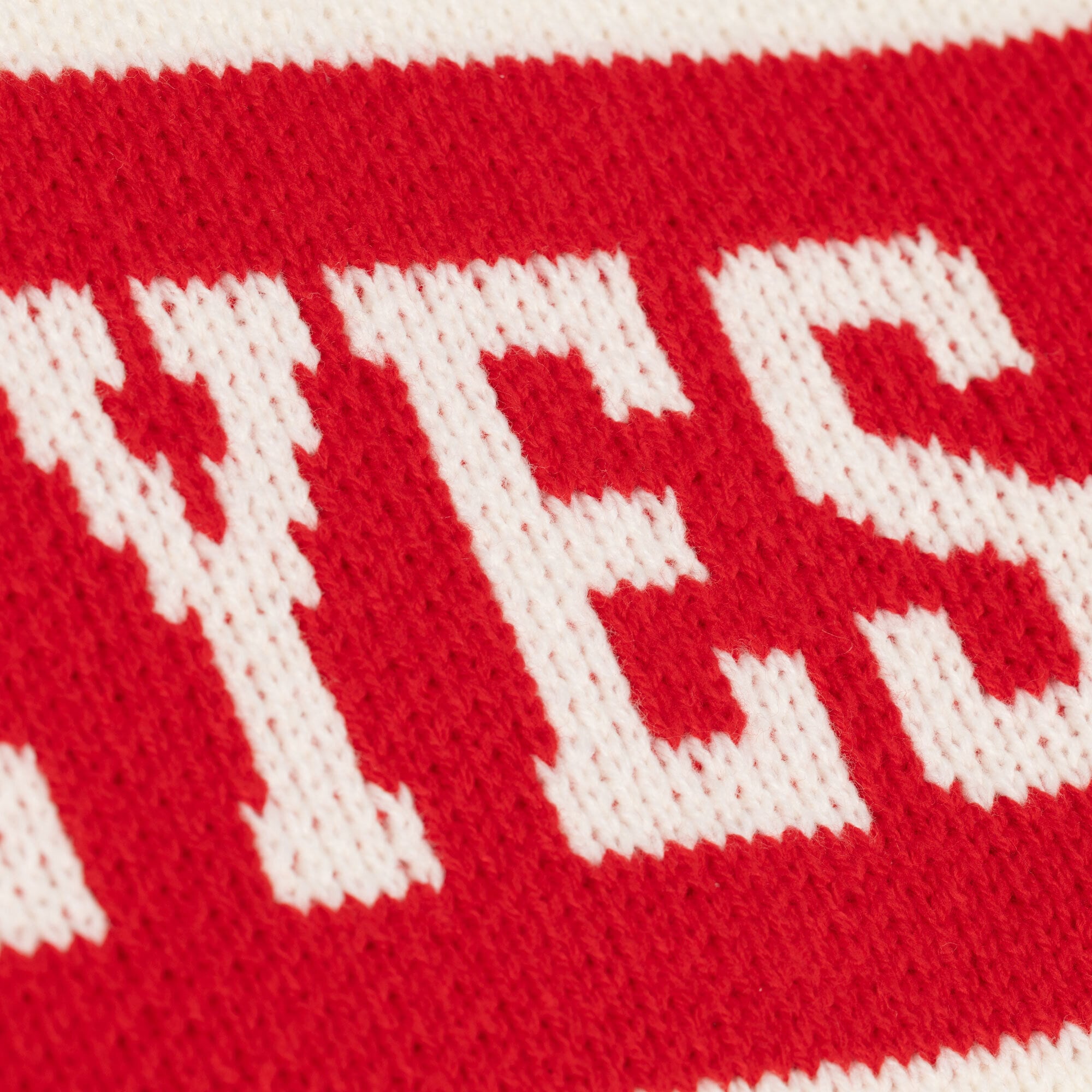 Pull Mitchell & Ness crème à col en V pour femme, motif rétro des Buckeyes de l'Ohio State.