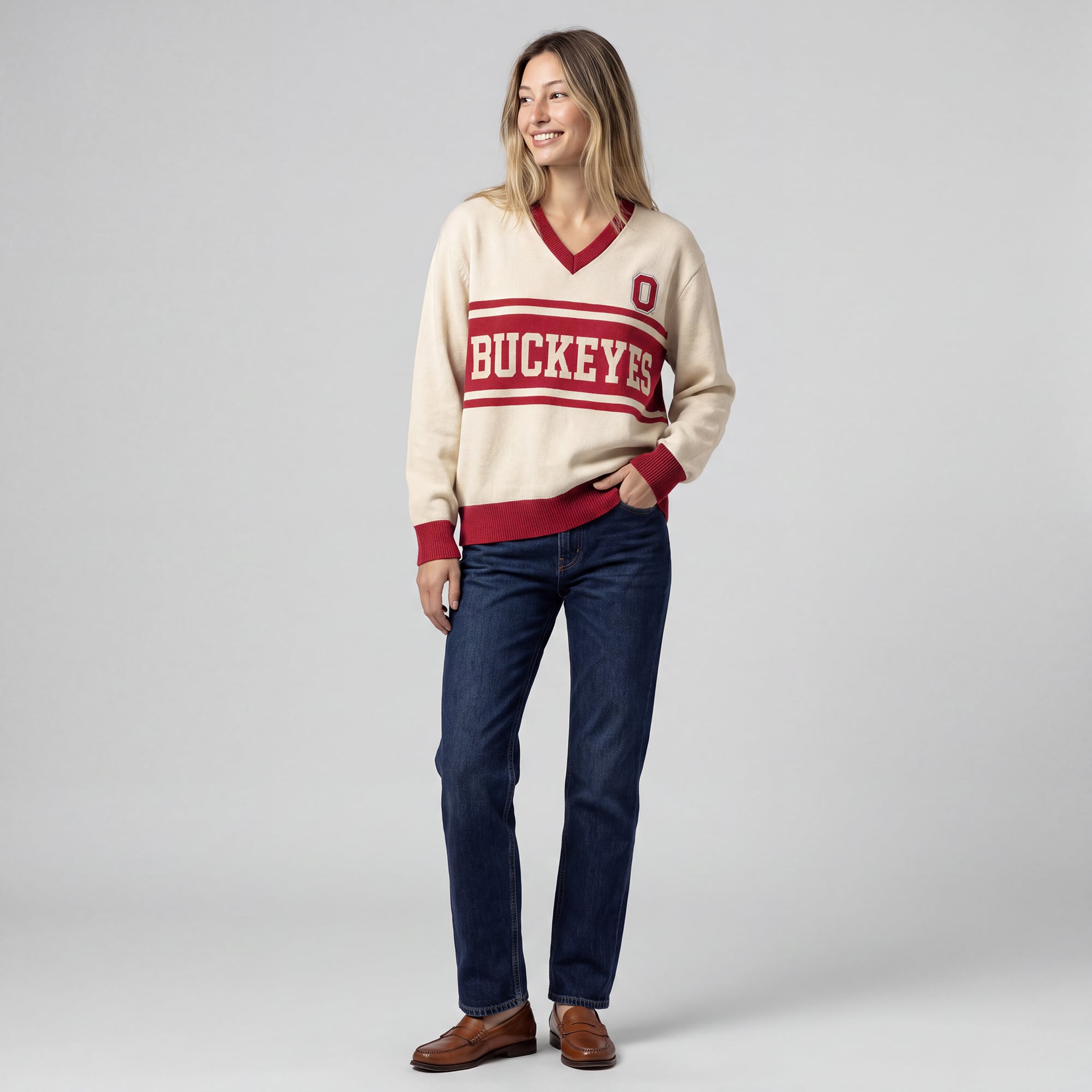 Pull Mitchell & Ness crème à col en V pour femme, motif rétro des Buckeyes de l'Ohio State.