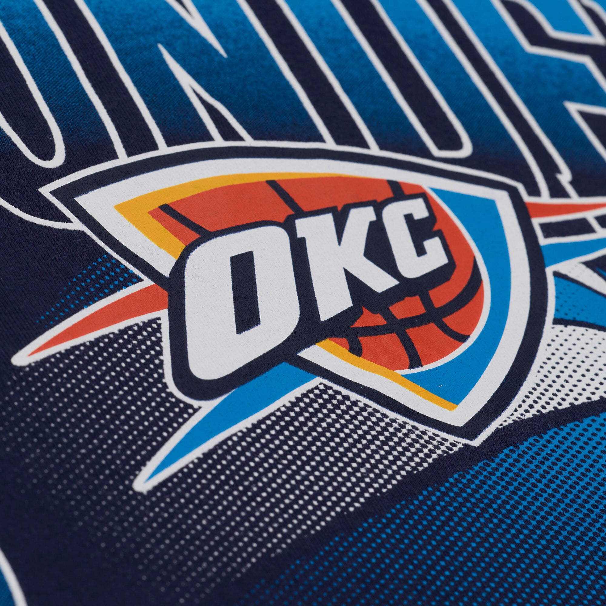 T-shirt graphique Mitchell & Ness bleu marine pour homme, motif Oklahoma City Thunder.