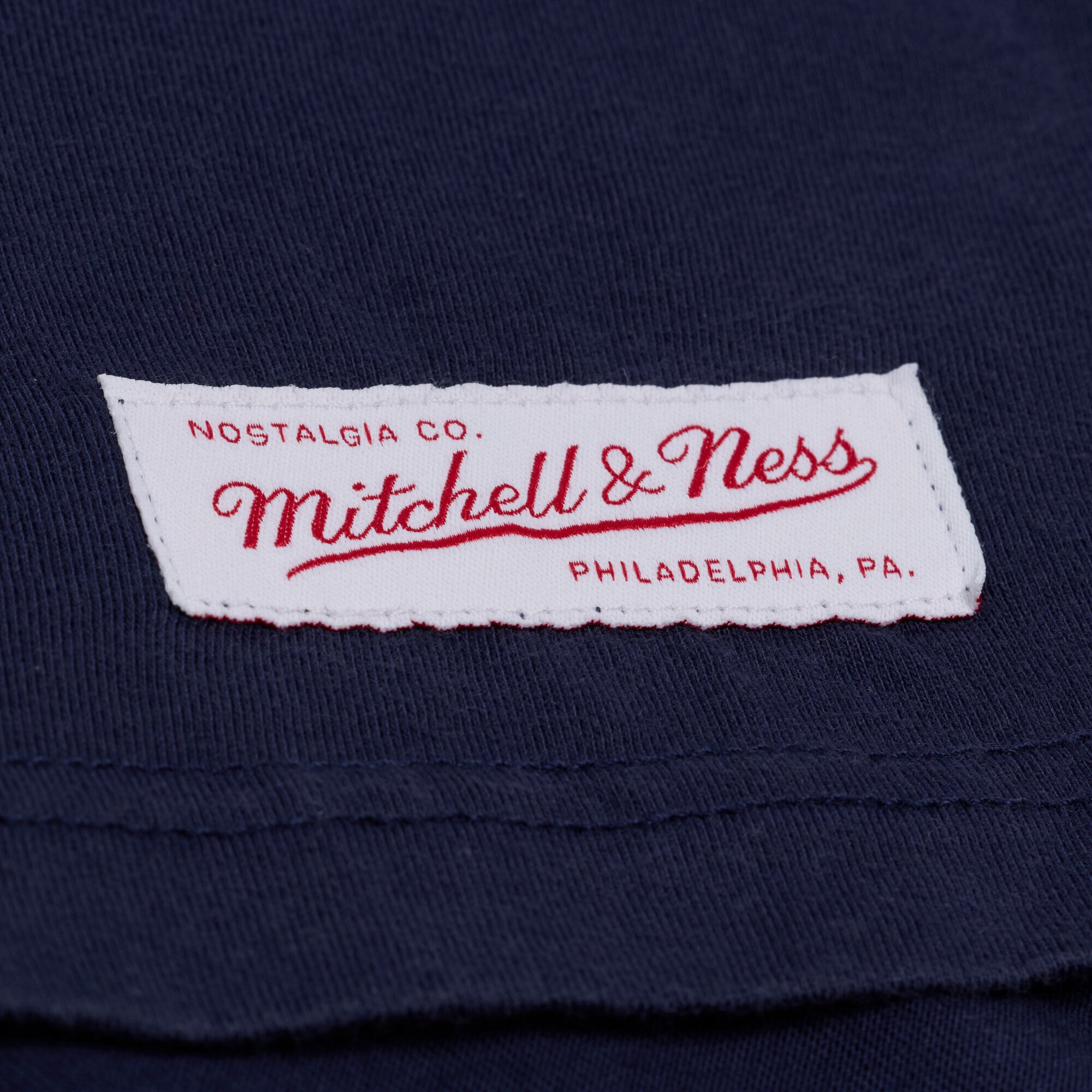 T-shirt graphique Mitchell & Ness bleu marine pour homme, motif Oklahoma City Thunder.