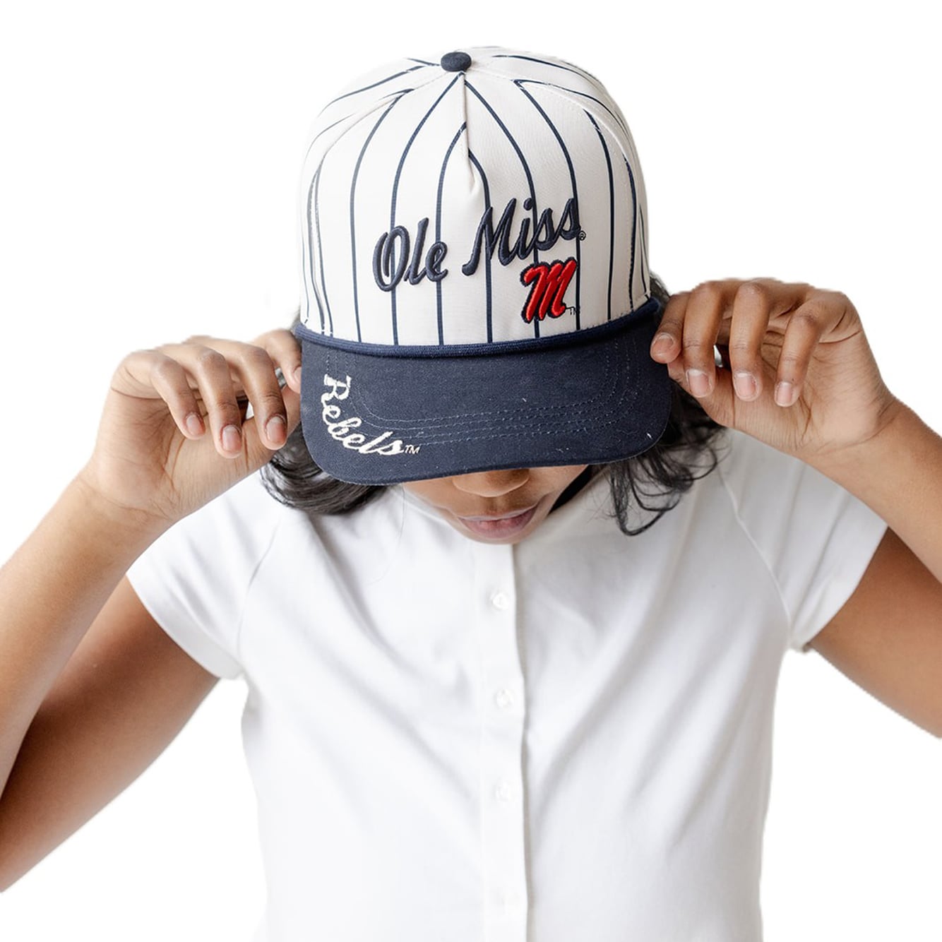 Casquette à rayures fines Ole Miss Rebels pour femmes, style social, blanche, à cinq panneaux et à cordon ajustable.