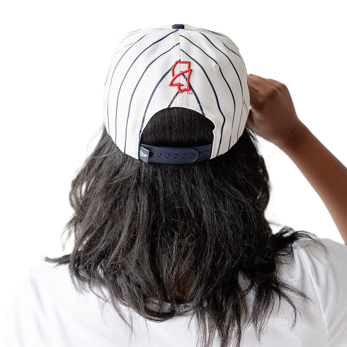 Casquette à rayures fines Ole Miss Rebels pour femmes, style social, blanche, à cinq panneaux et à cordon ajustable.