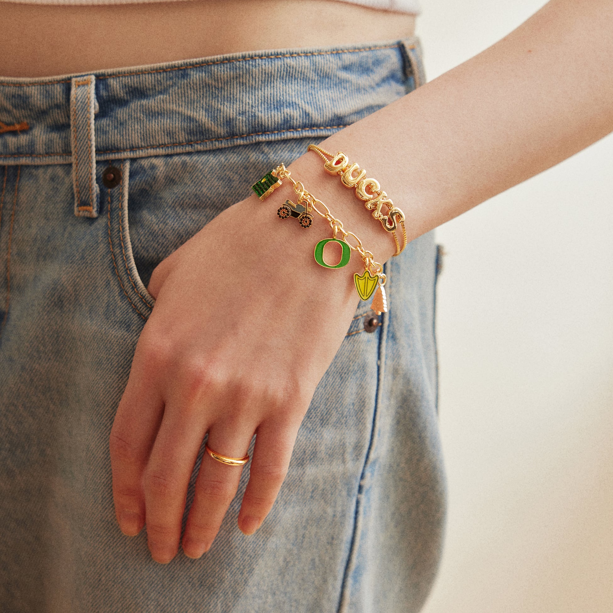 Ensemble de deux bracelets délicats BaubleBar Oregon Ducks avec breloque et slogan