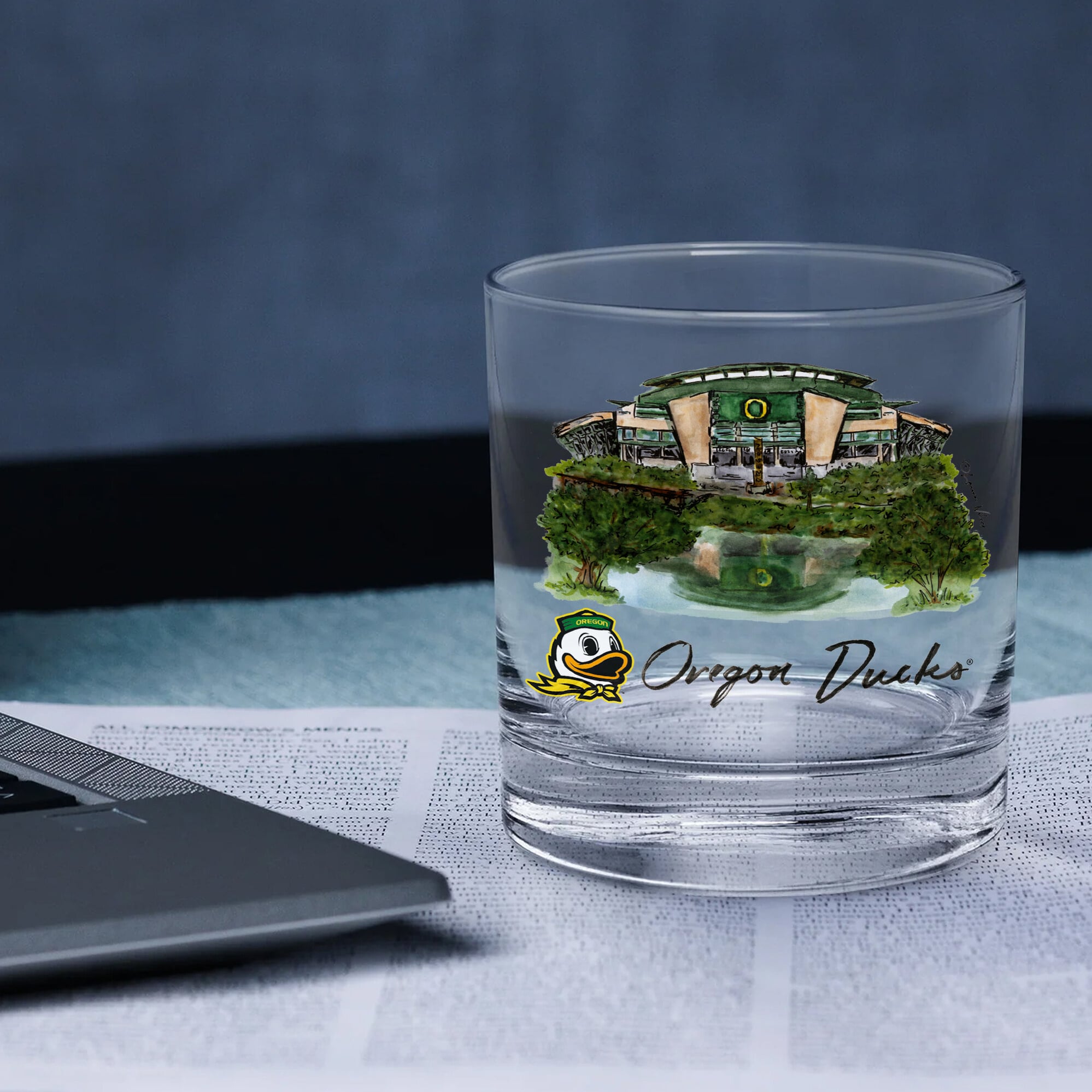 Ensemble de 2 verres à whisky à l'effigie de Laura Wilcox, mascotte des Ducks d'Indigo Falls (Oregon)