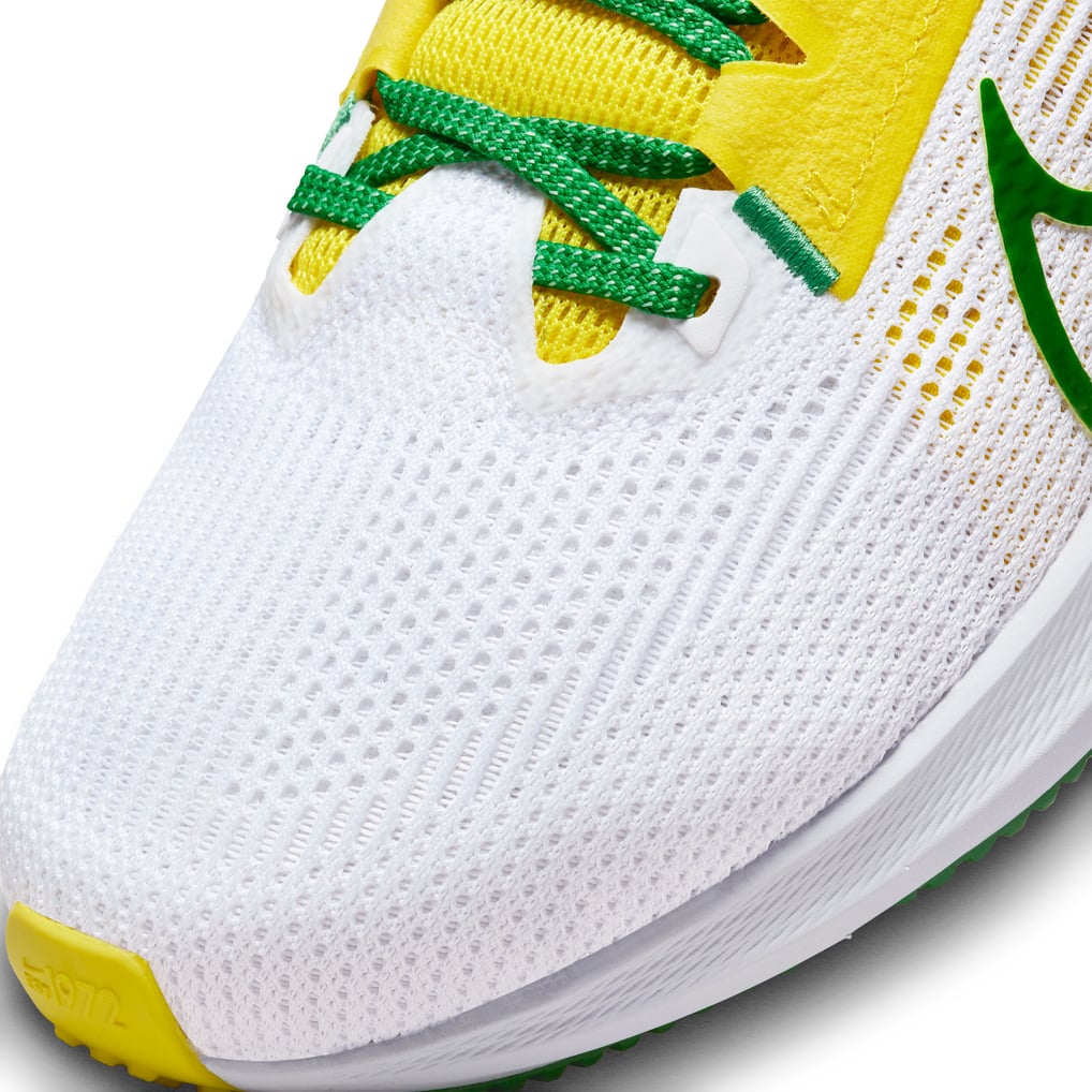 Unisex Nike White Oregon Ducks Zoom Pegasus 40 Running Shoe display picture 1