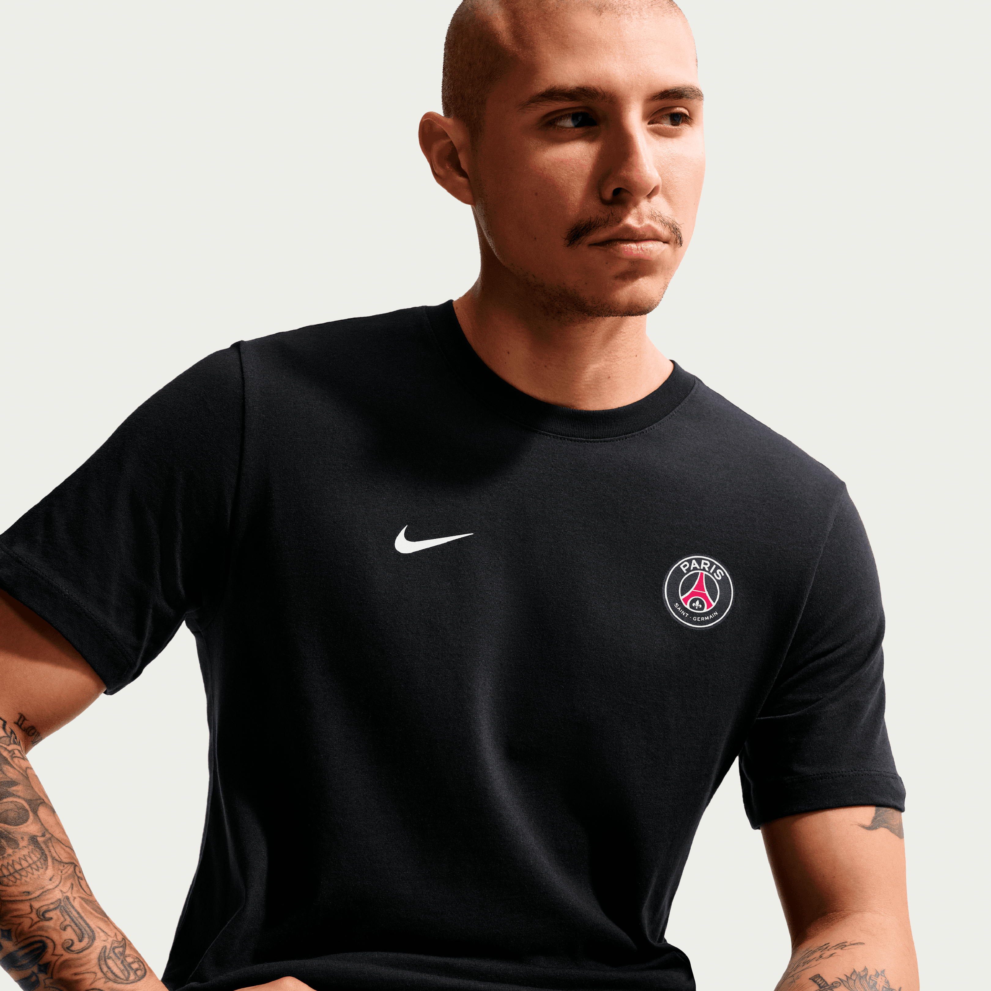 T-shirt Nike Essential noir pour homme avec écusson du Paris Saint-Germain