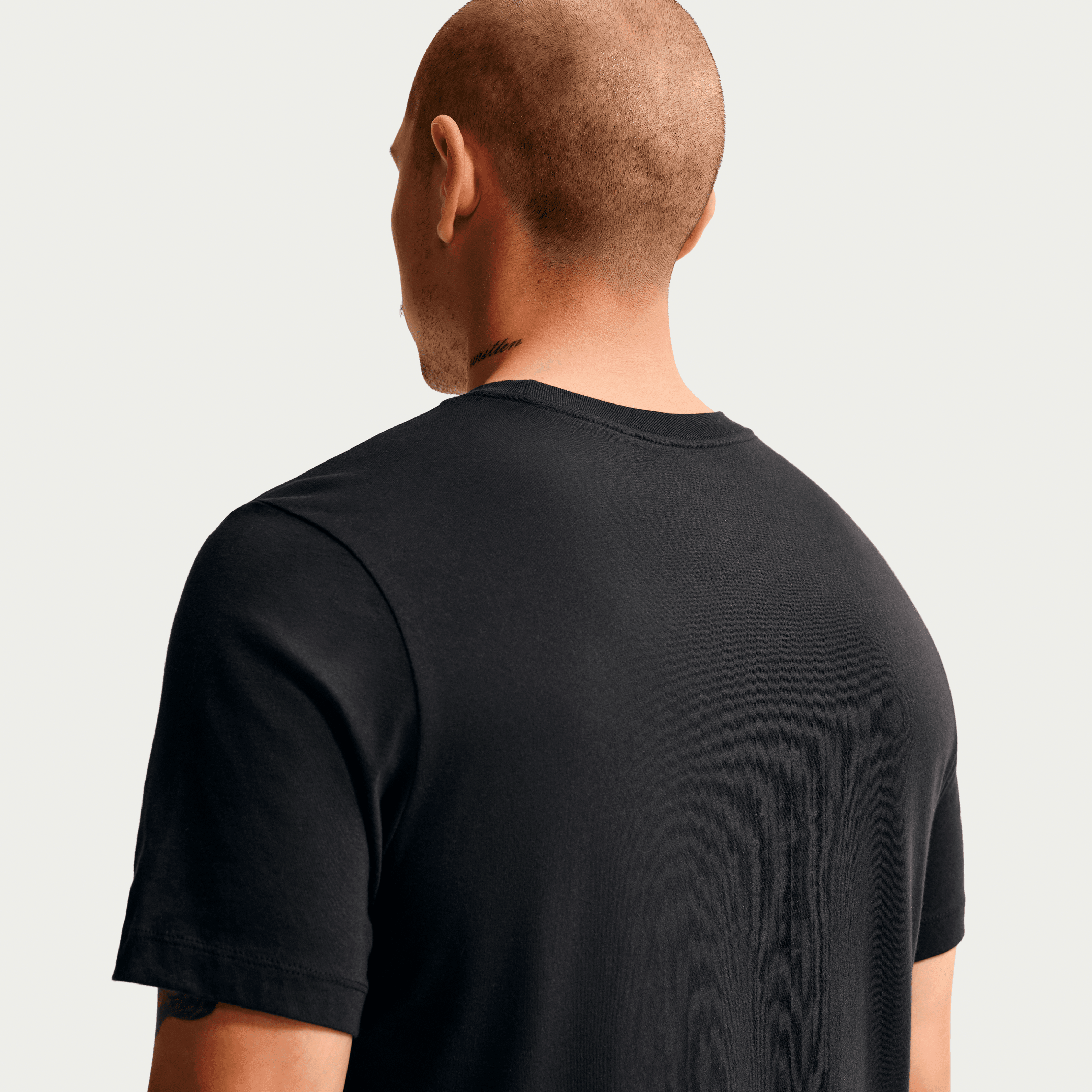 T-shirt Nike Essential noir pour homme avec écusson du Paris Saint-Germain